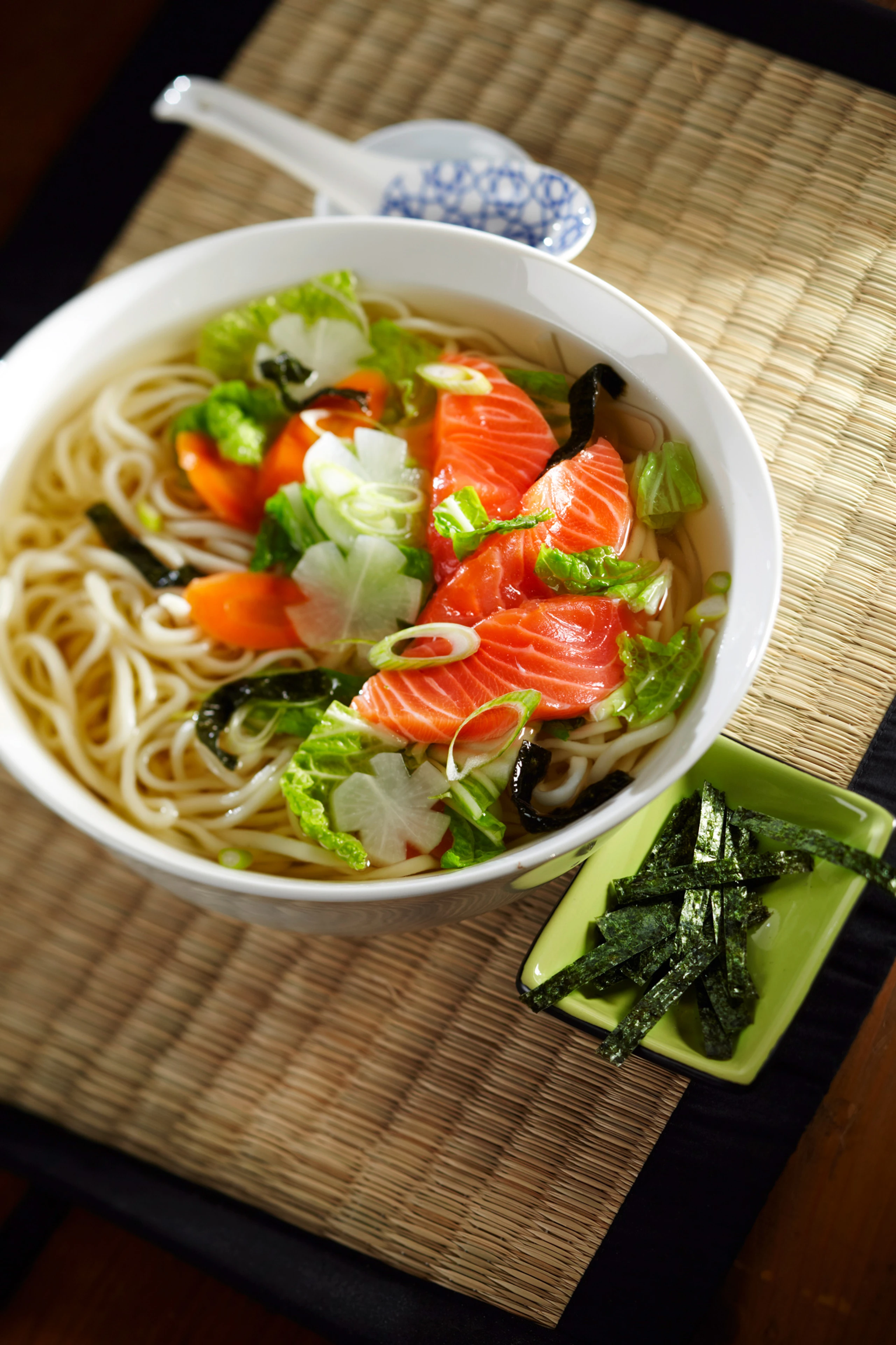 Sake no udon-nabe: Japanischer Nudeltopf mit Lachs