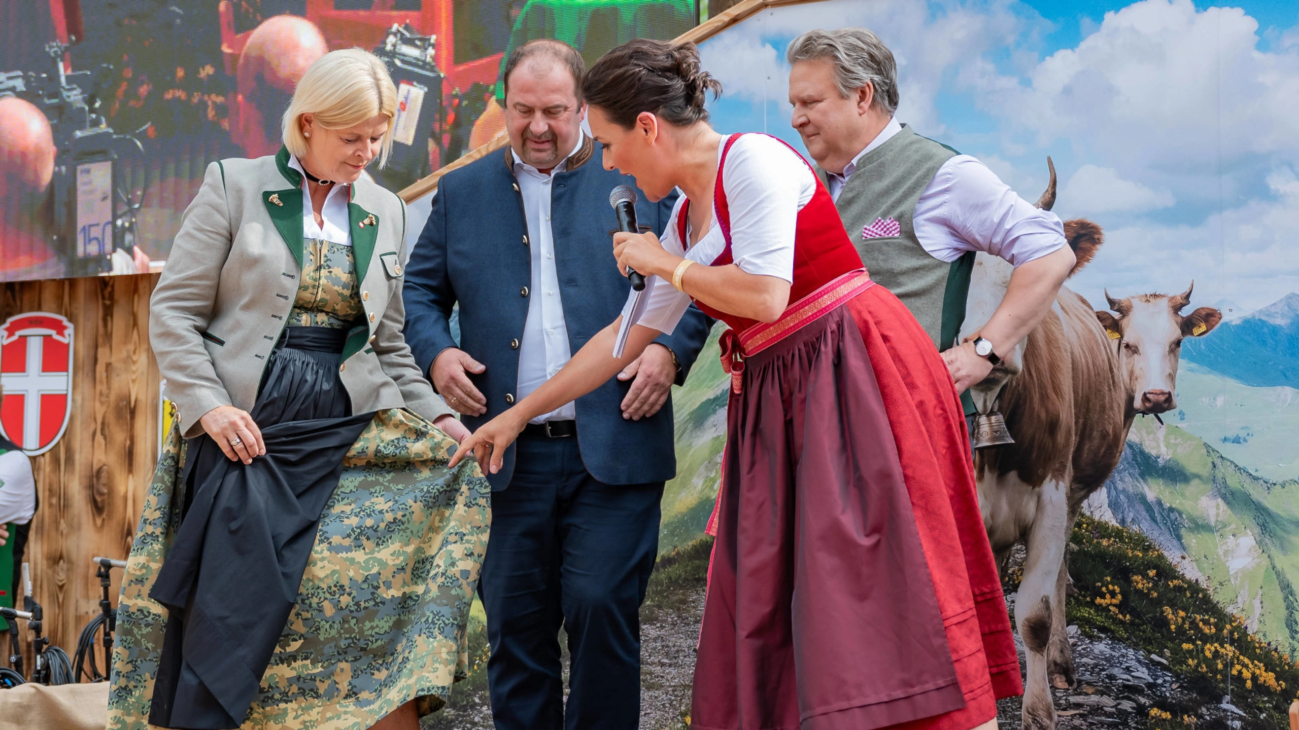 Leitartikel: Camouflage-Dirndl statt Klartext – Österreich in der Wohlfühl-Illusion