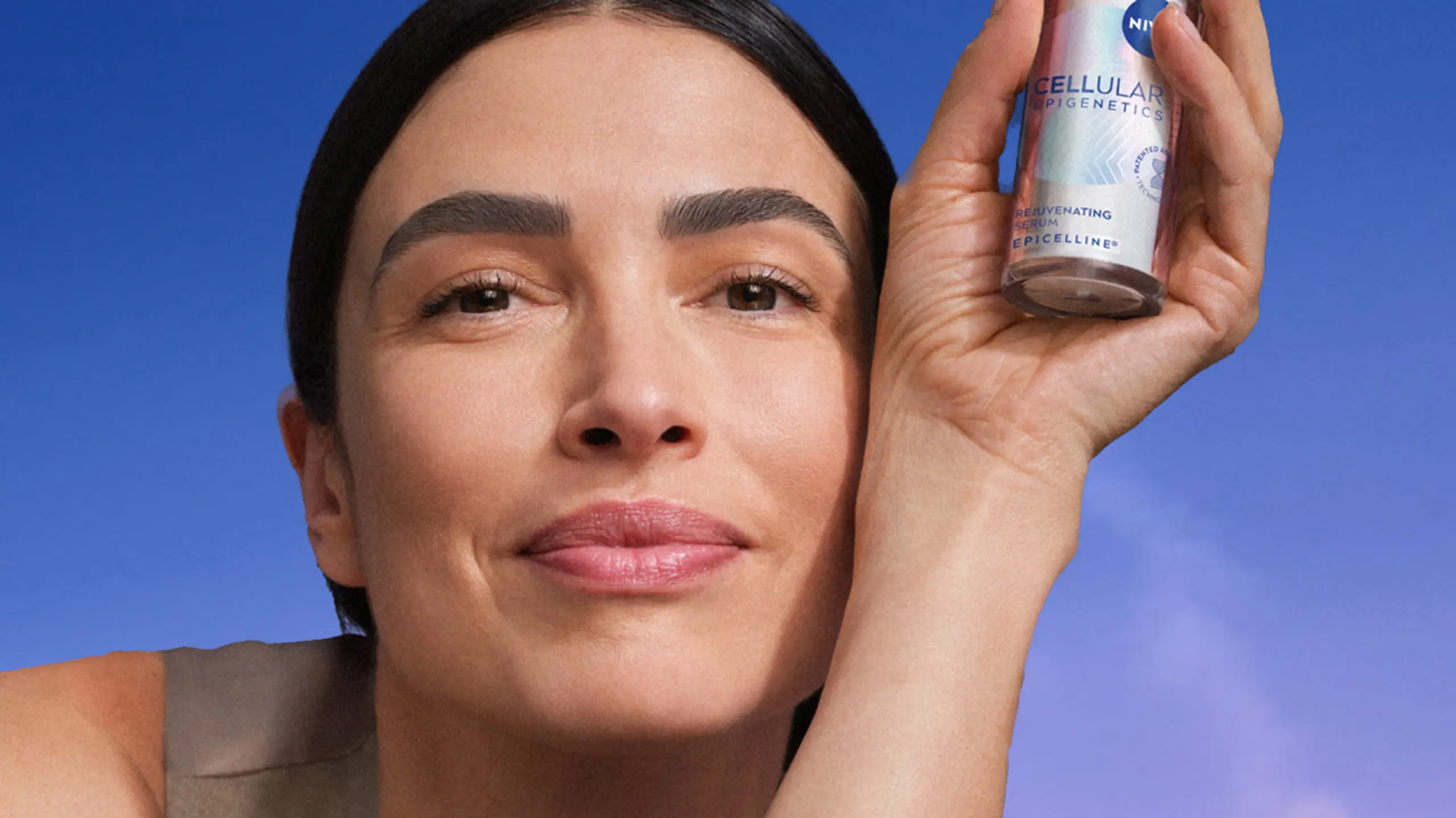 Frau hält Nivea Produkt