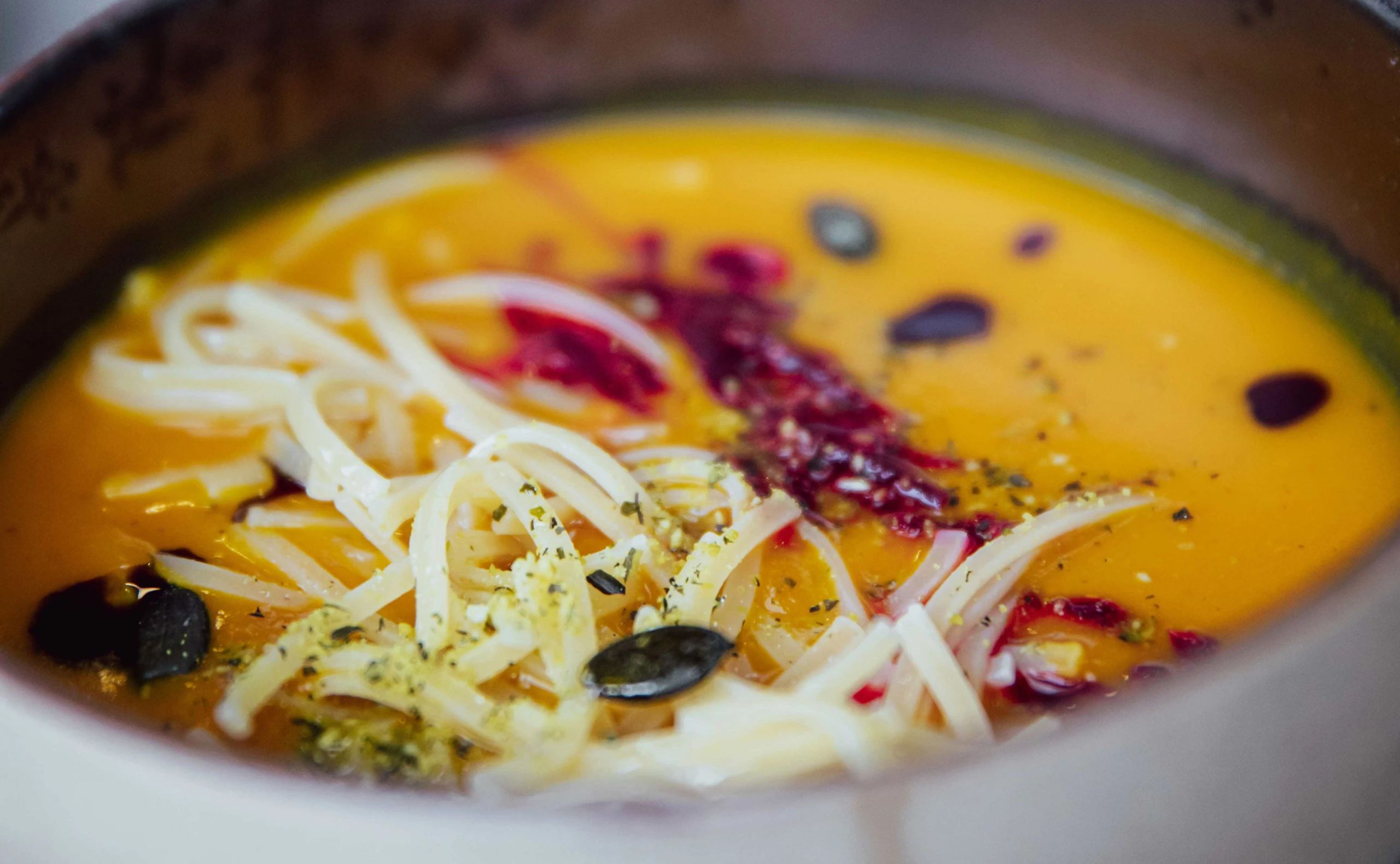 © GUSTO / Nadine Poncioni Blurred image background