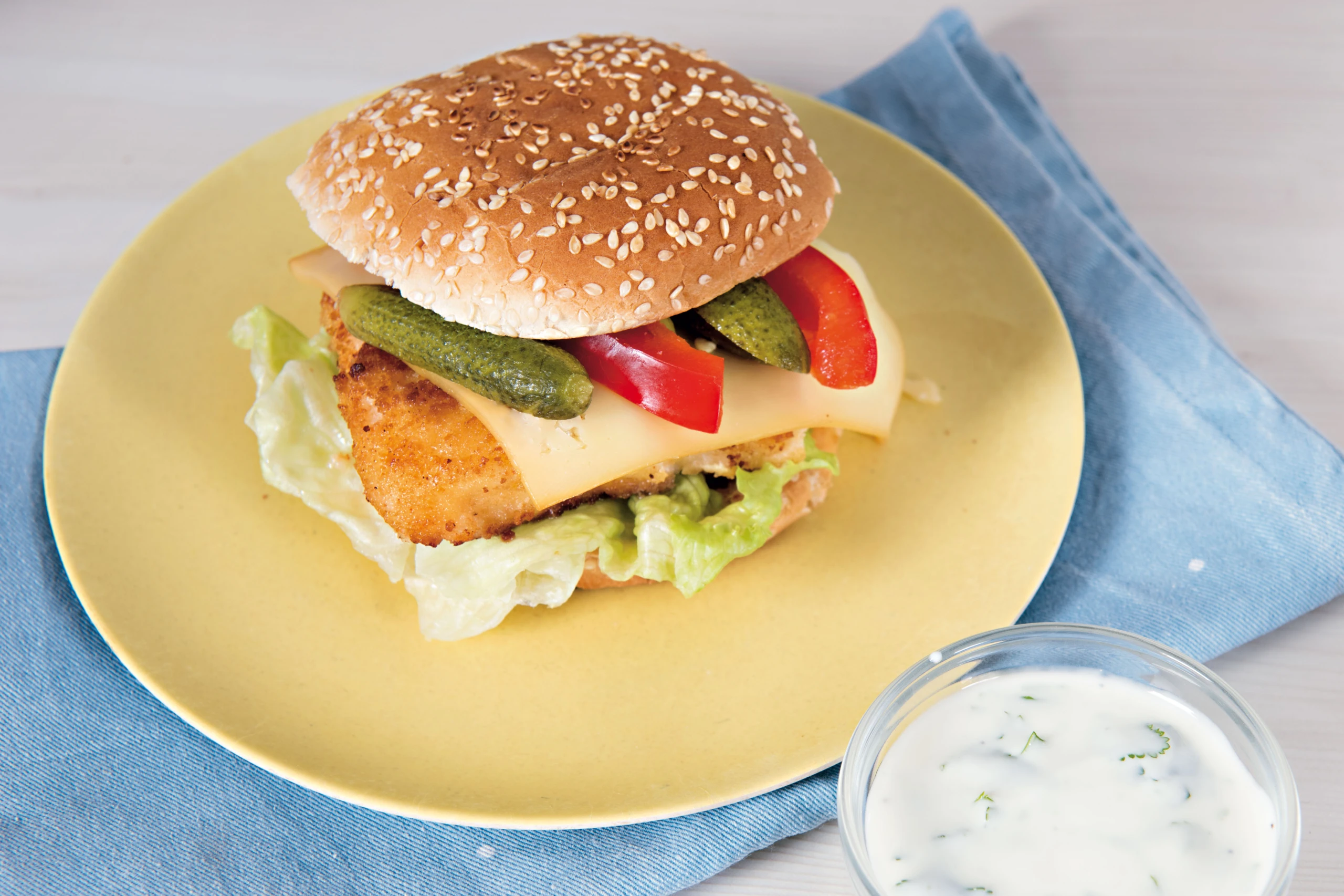 Fischburger mit Paprika und Gurken