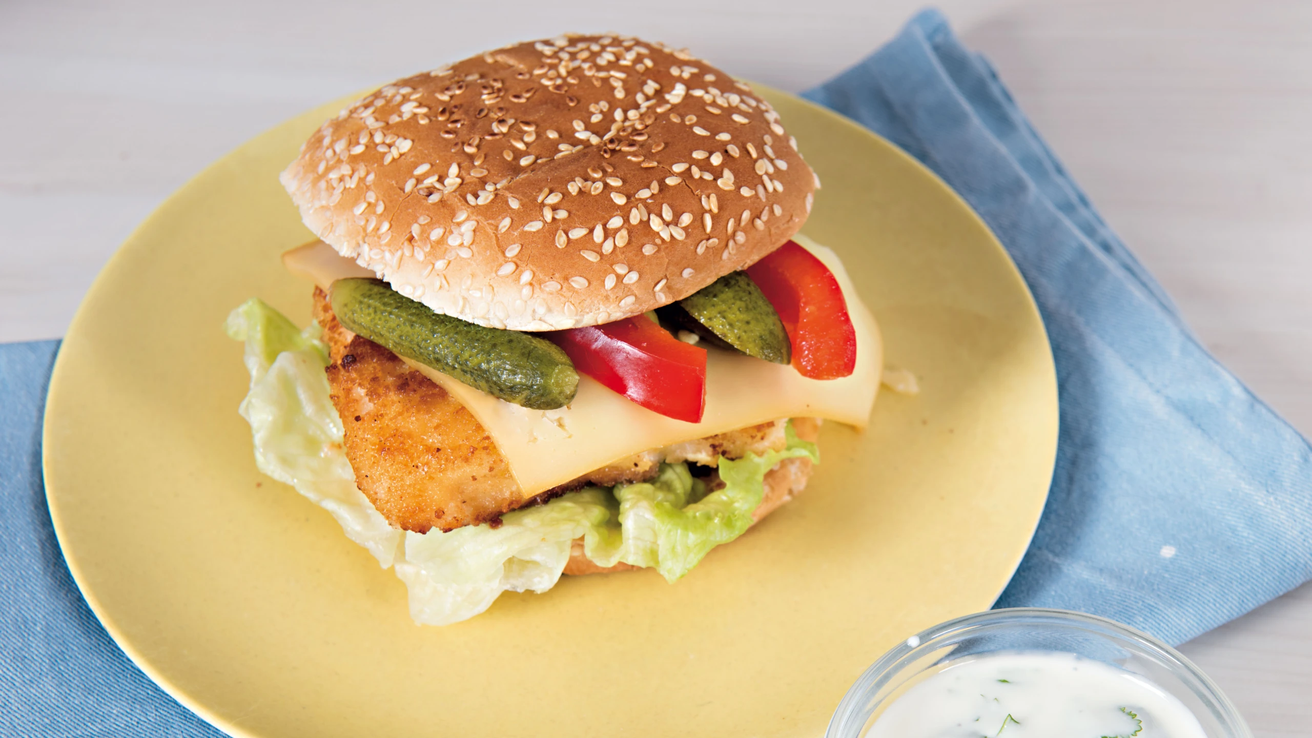 Fischburger mit Paprika und Gurken