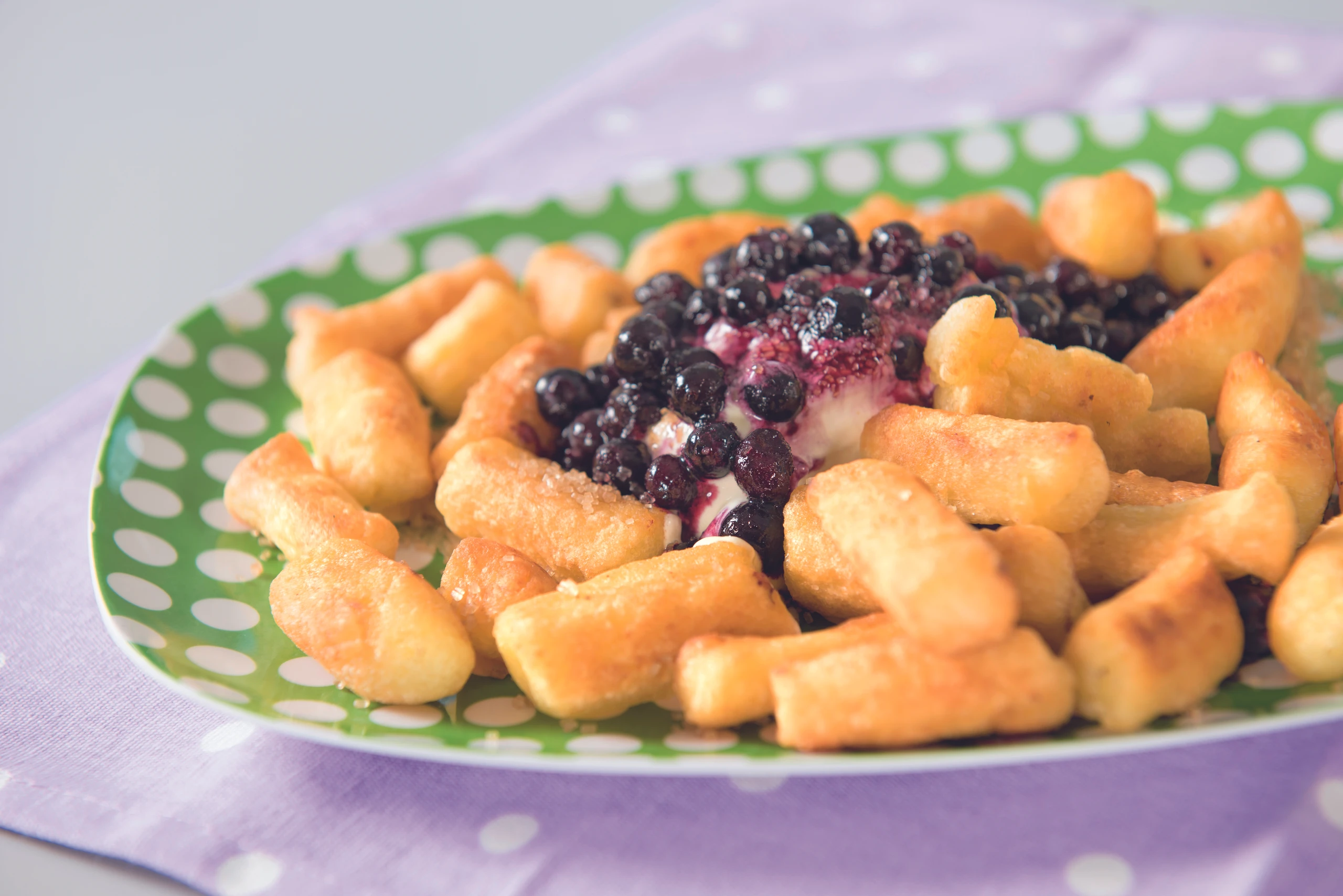 Erdäpfelnudeln mit Vanilleeis und Heidelbeeren