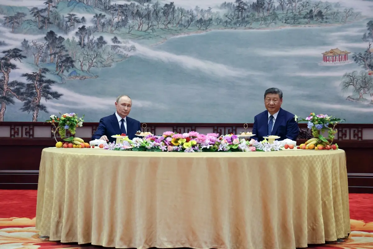 Szene vom Treffen Putins mit Xi Jinping in Peking