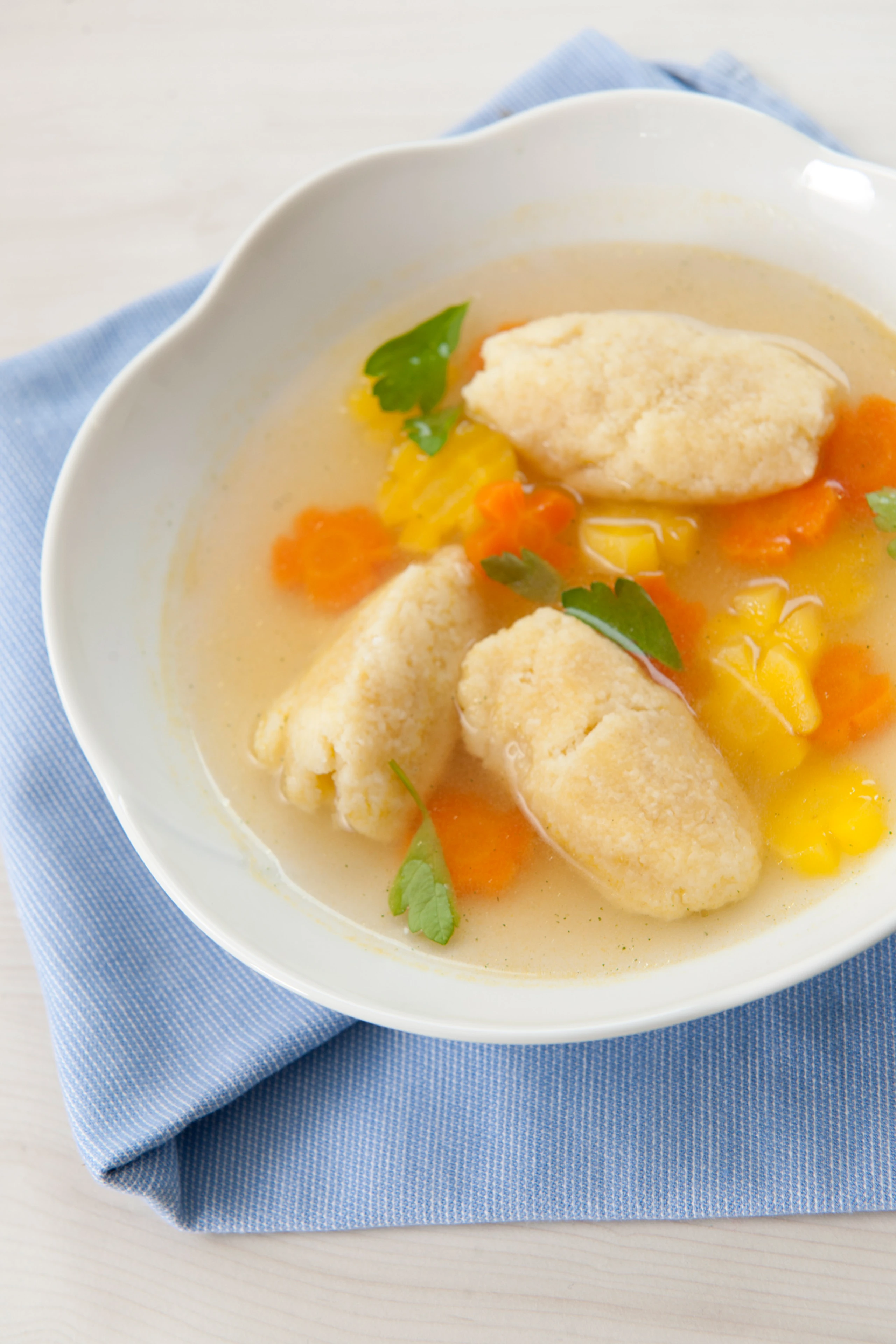 Grießnockerlsuppe mit Gemüseblumen [Kinderküche]