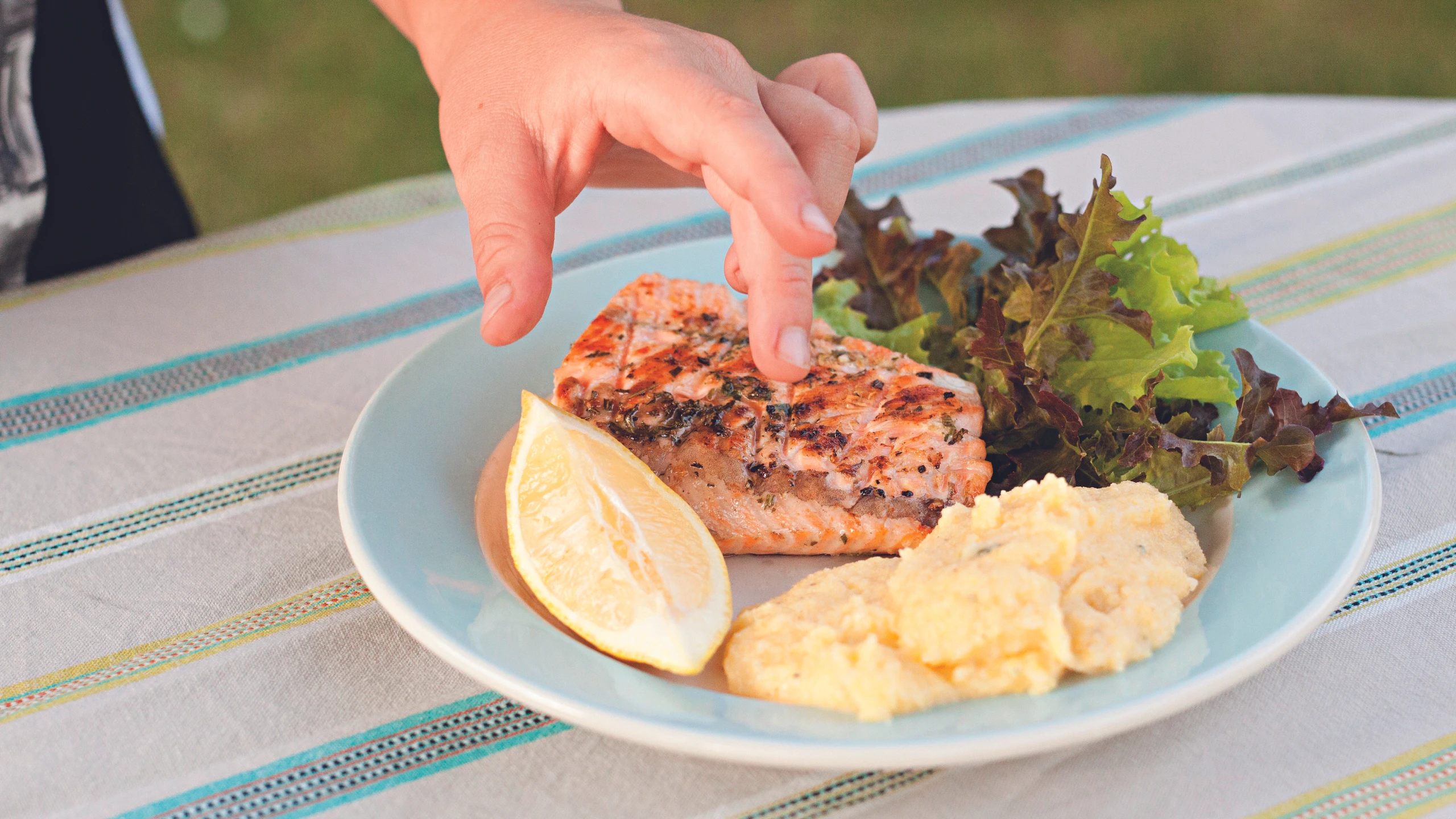 © GUSTO / Theresa Schrems Gegrillter Lachs mit Polenta