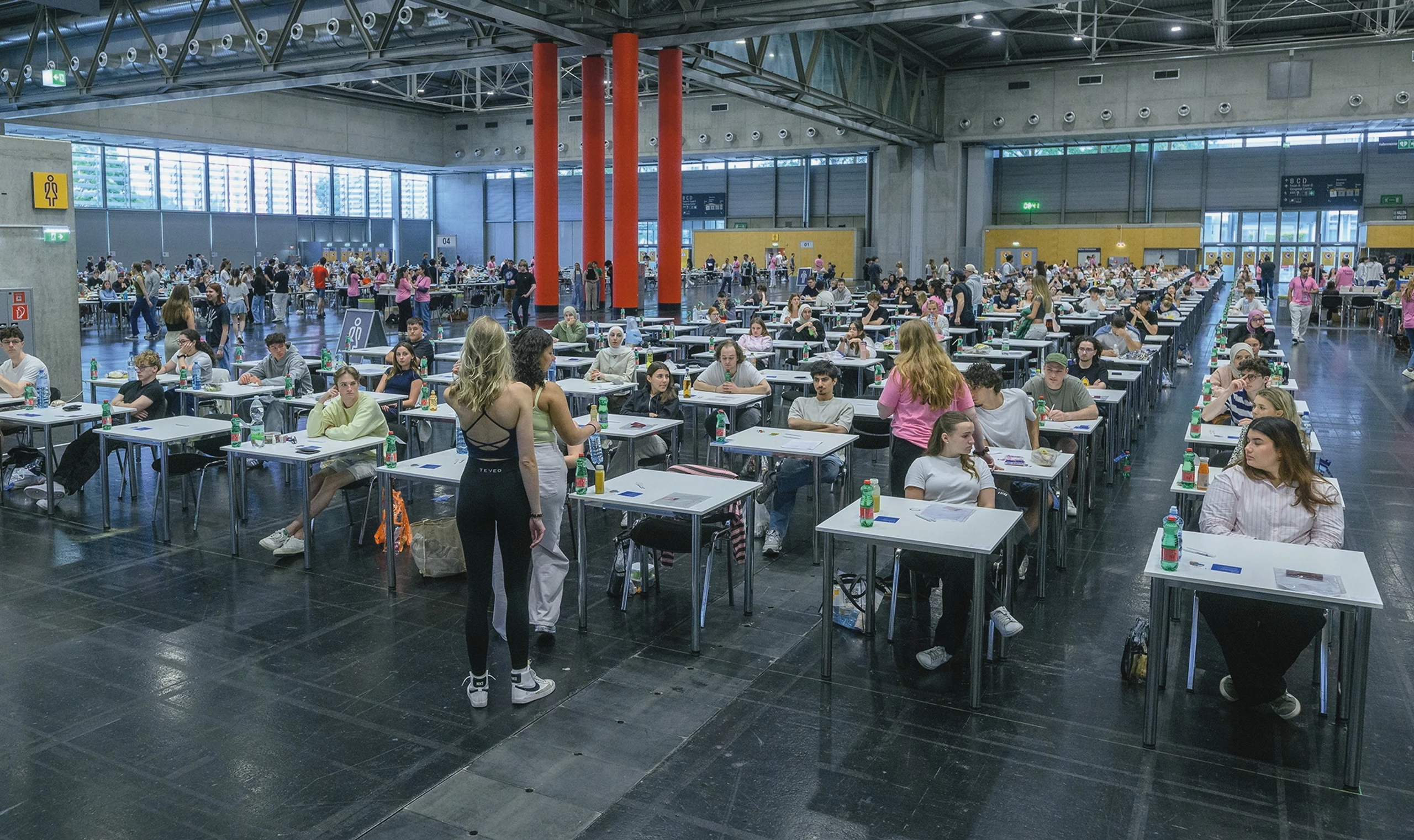 MINDESTPREIS PRINT EUR 50,00/ONLINE EUR 20,00 - ©photonews.at/Martin Juen - Wien, 04.07.2025. Die Medizinische Universitaet Wien fuer die diesjaehrlichen Aufnahmetests durch. Und den Andrang zu bewaeltigen wird die Messe Wien als Location genuetzt. PHOTO: Studenten vor Beginn der Aufnahmepruefung.//.The Medical University of Vienna for this year's entrance tests. And to cope with the rush, Messe Wien will be used as the location Uni, Univaersitaet, Test, Aufnahme, Studium, Student, Studenten, Pruefung - 20250704_PD1777 - Rechteinfo: Rights Managed (RM) Achtung Mindestpreis - nicht zum Listenpreis erhÃ¤ltlich