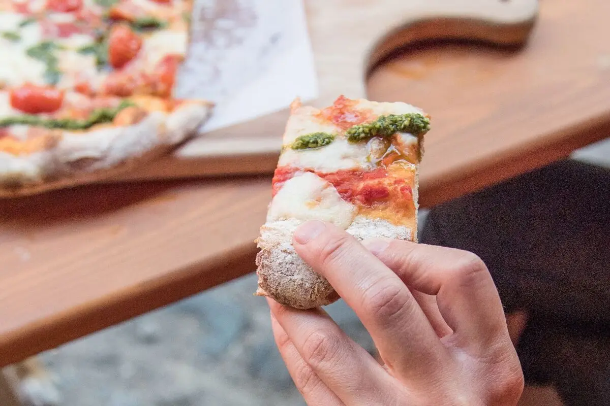 Pizza und Pinsa sehen sich sehr ähnlich - doch der Teig ist anders