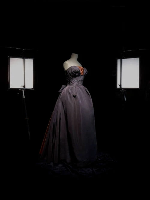 © eMuseum Blurred image background