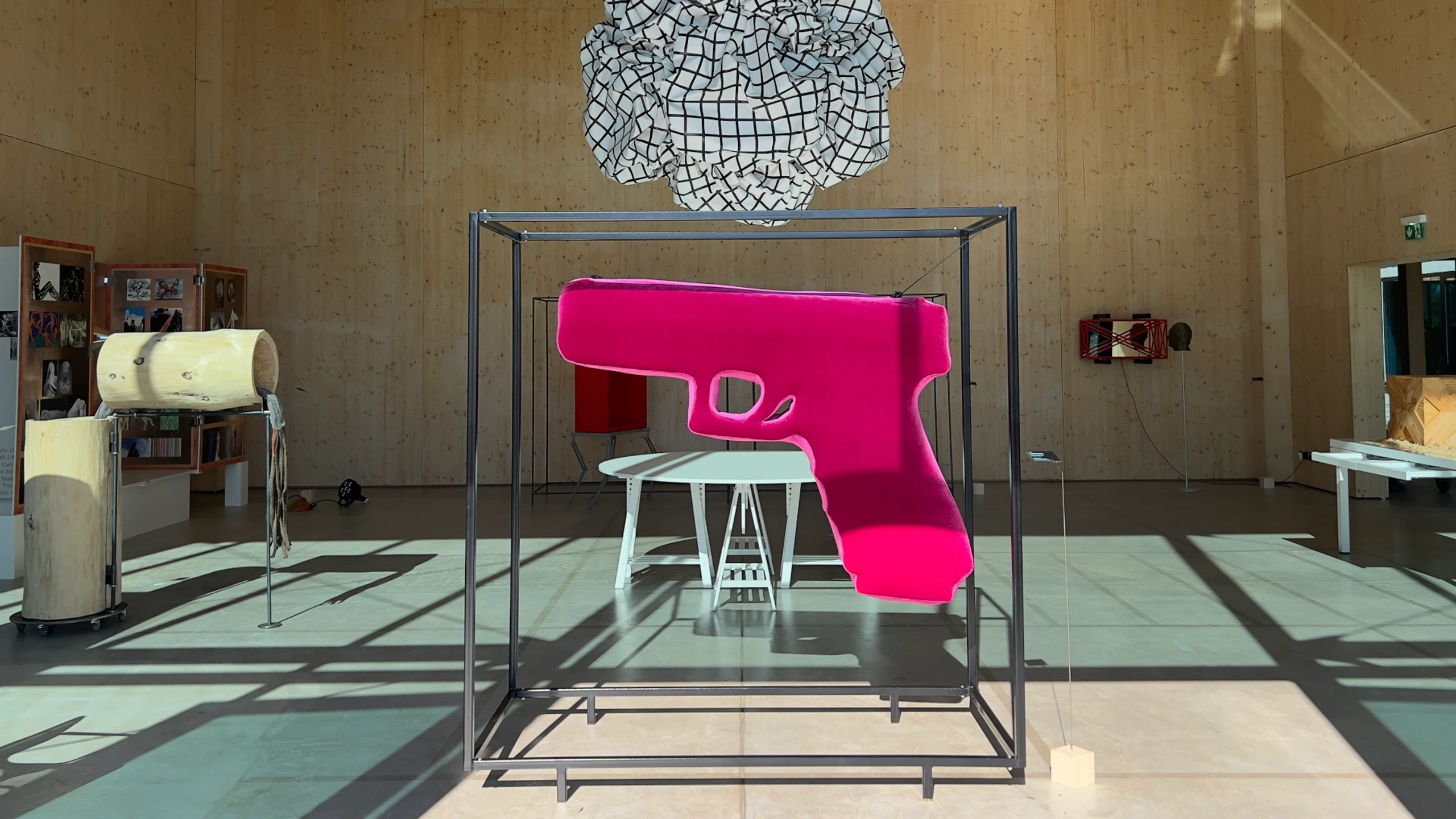 Fundermax-Materialien prägen Ars-Carinthia-Ausstellung „Box“ in Klagenfurt