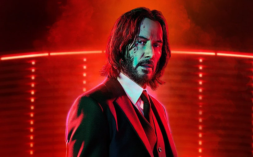Keanu Reeves vor einem rot leuchtenden Hintergrund