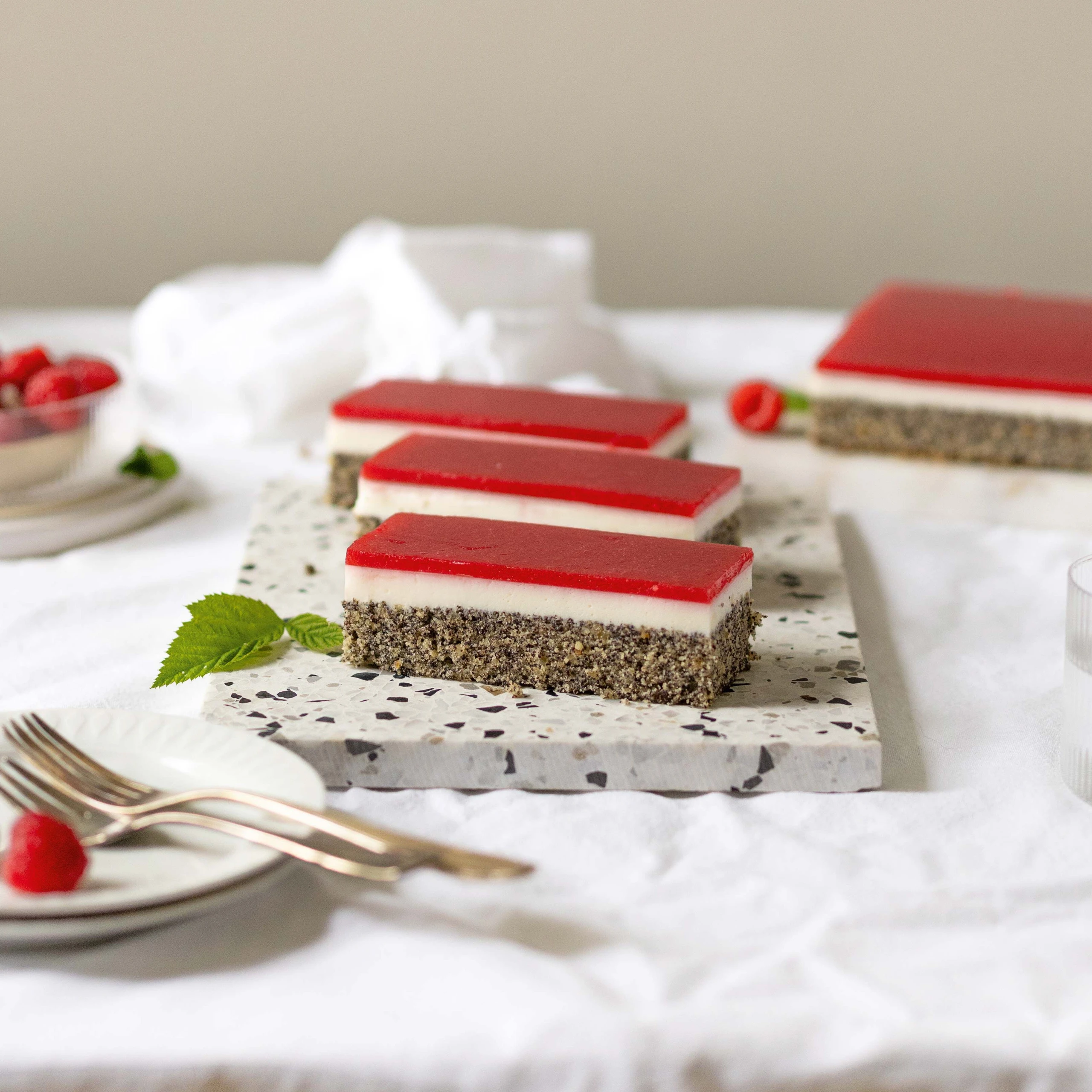 Mohn-Joghurtschnitte mit Himbeerspiegel