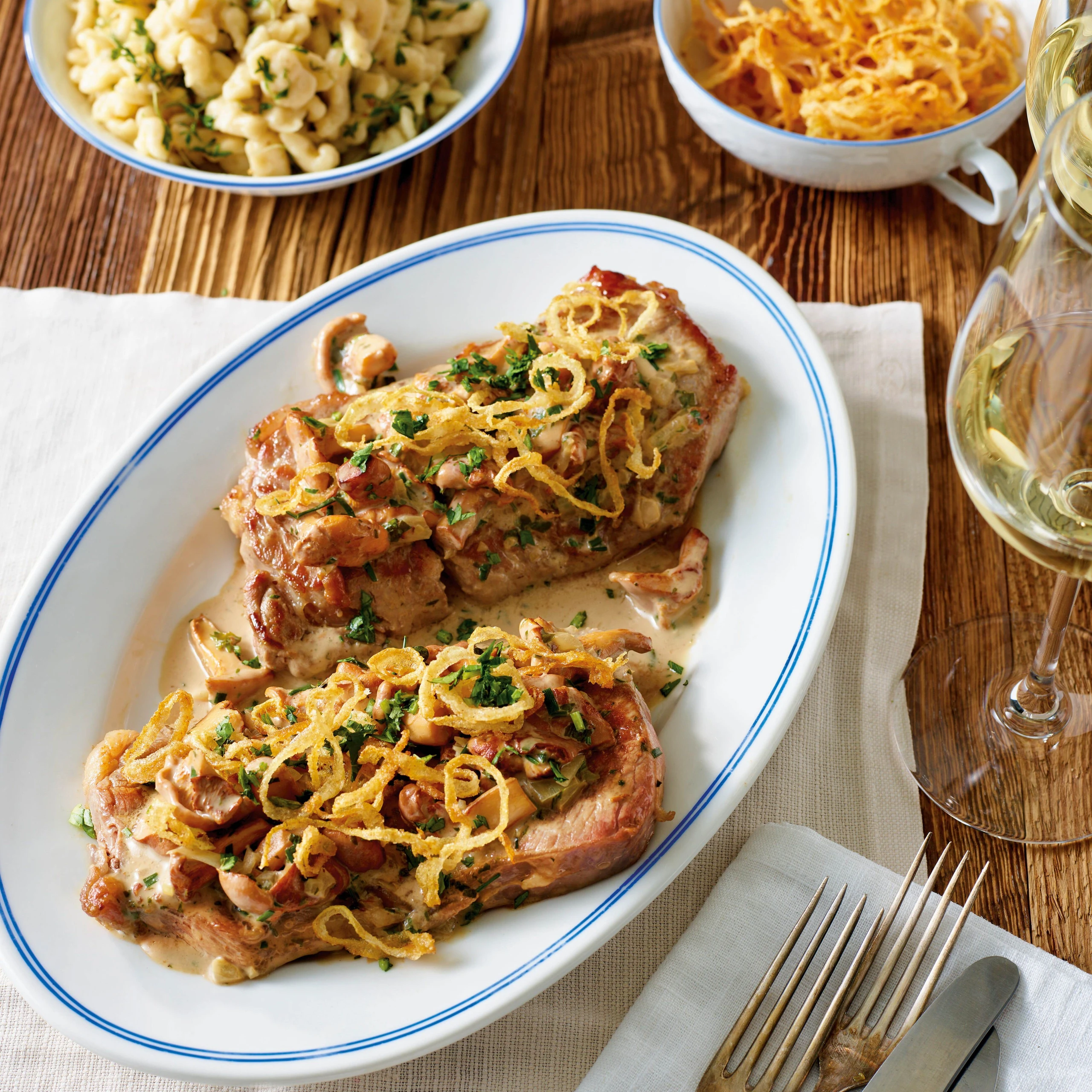 Beiriedsteak mit Eierschwammerlsauce und Kressenockerln