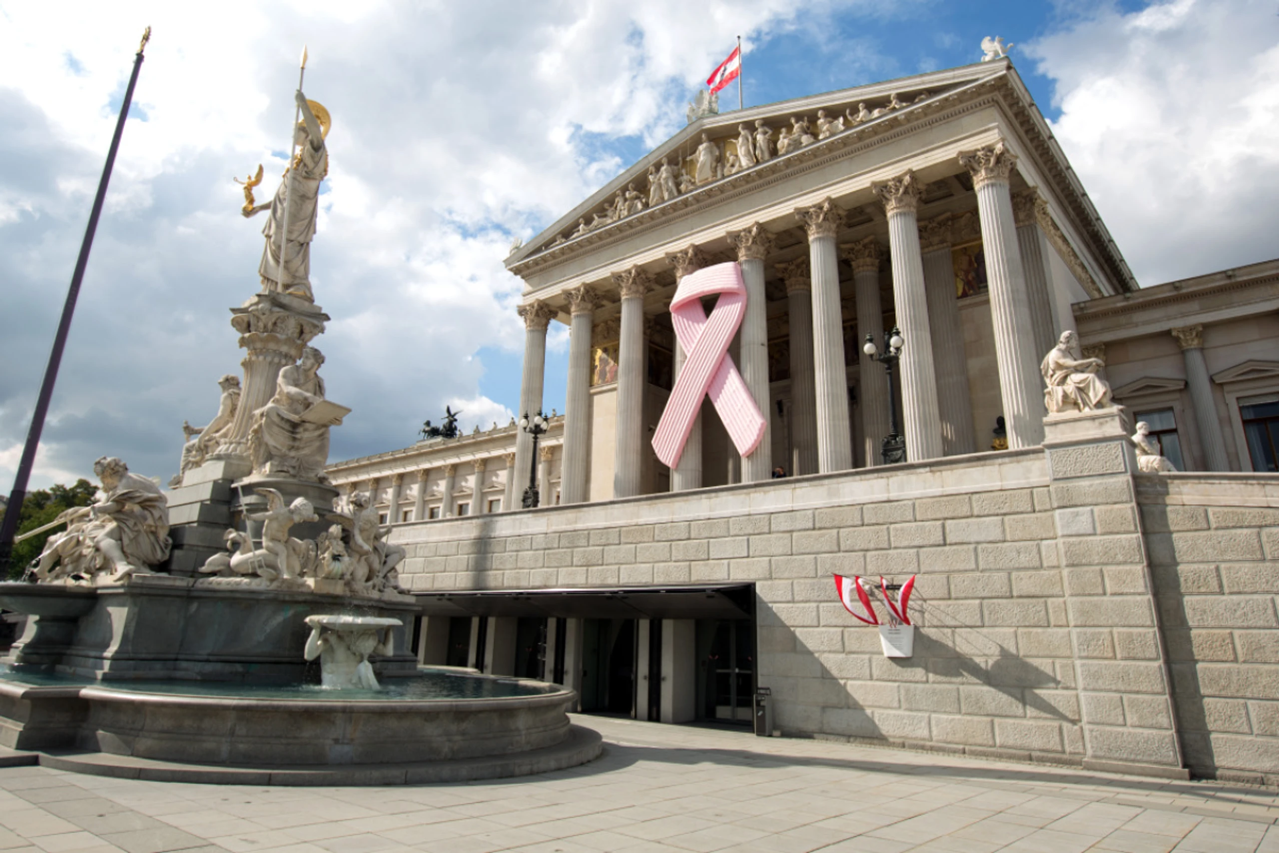 Rosa Schleife ziert im Oktober Gebäude wie hier das Parlament