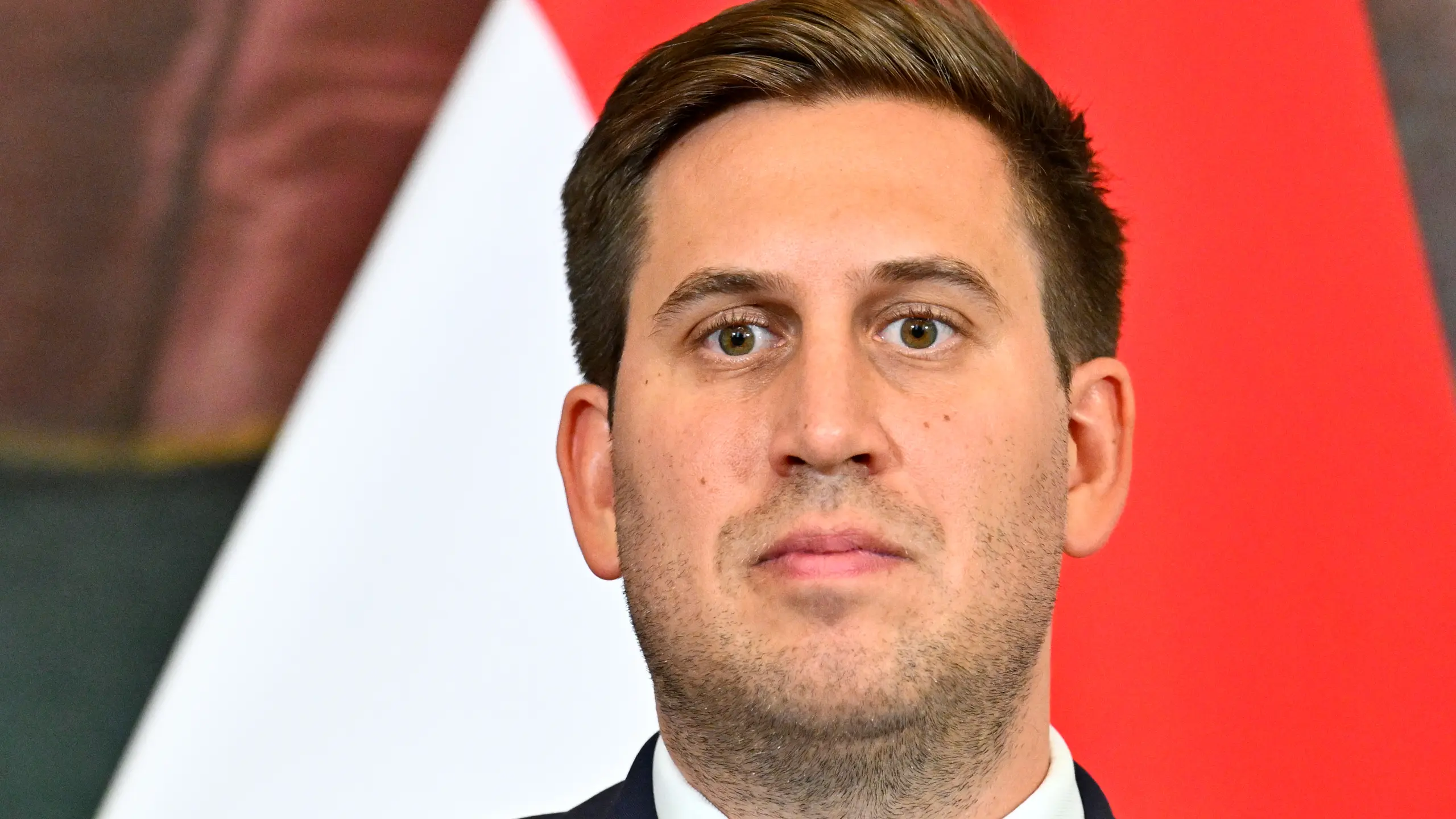 © APA/HANS KLAUS TECHT Wie geht es nun weiter? Staatssekretär Alexander Pröll (ÖVP) lädt die Gewerkschaft zu Gesprächen über die Gehälter im öffentlichen Dienst