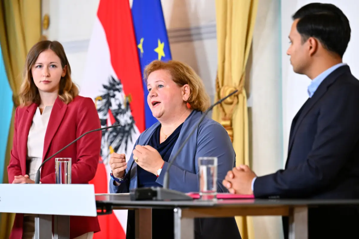 © APA/APA/HANS KLAUS TECHT/HANS KLAUS TECHT Die Ministerinnen Plakolm und Schumann mit NEOS-Klubchef Shetty