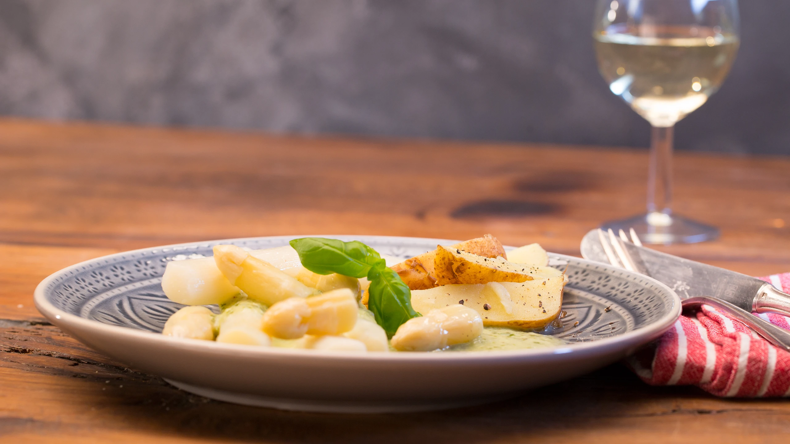 Spargel in Basilikum-Spargel-Sauce