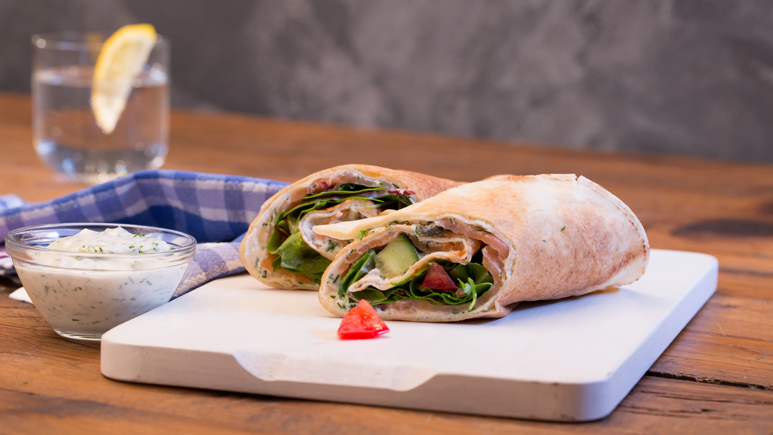 Wraps mit Lachs und Zitronen-Topfen-Dip