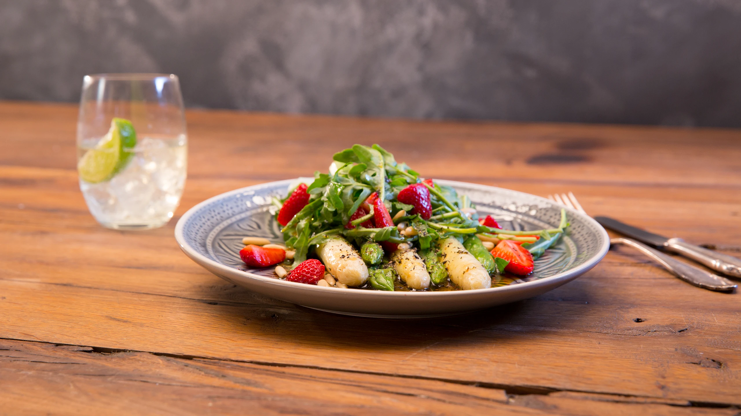 © G+J Digital Products Spargel-Erdbeer-Salat