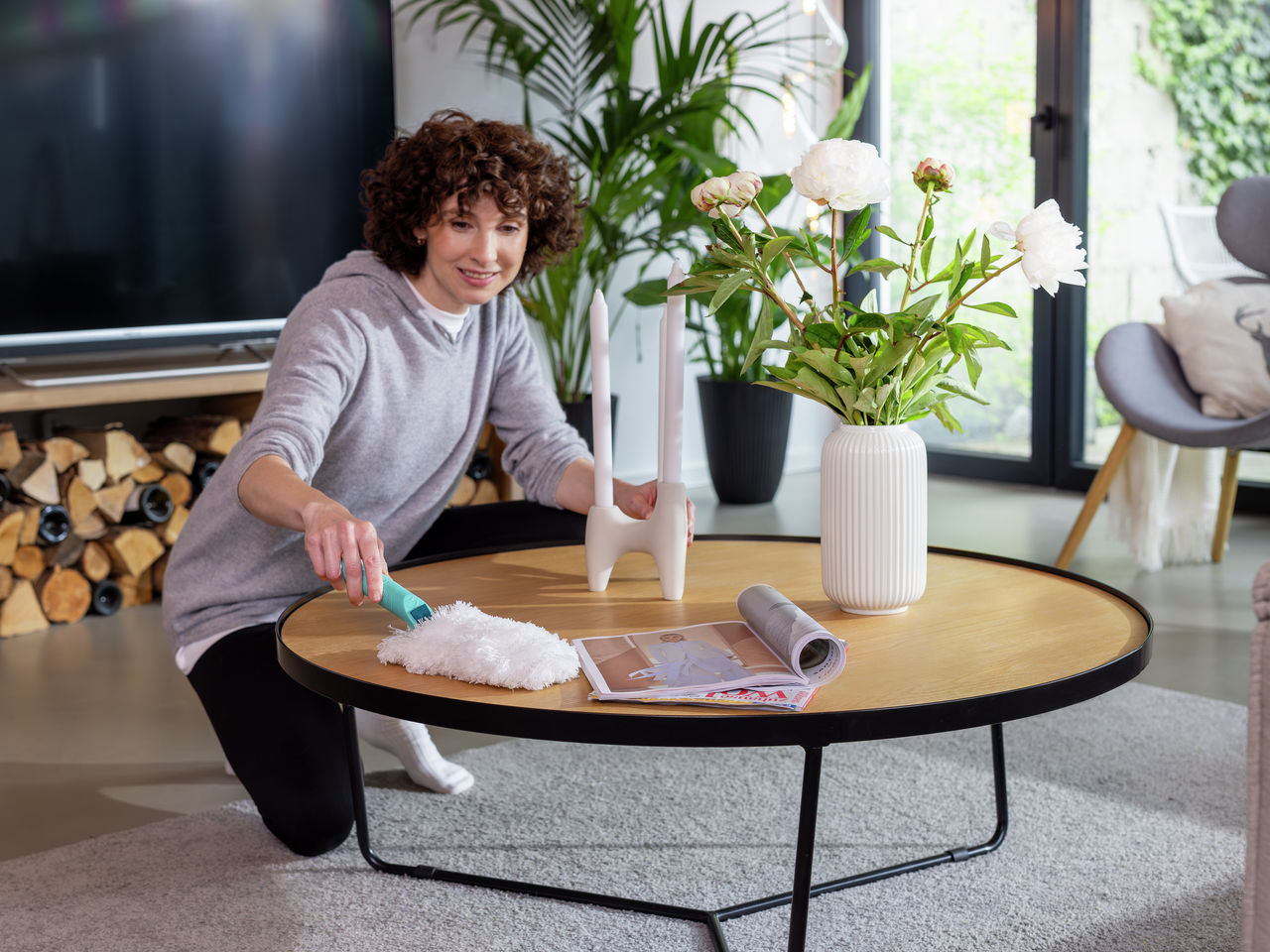Frau mit Superduster von Leifheit