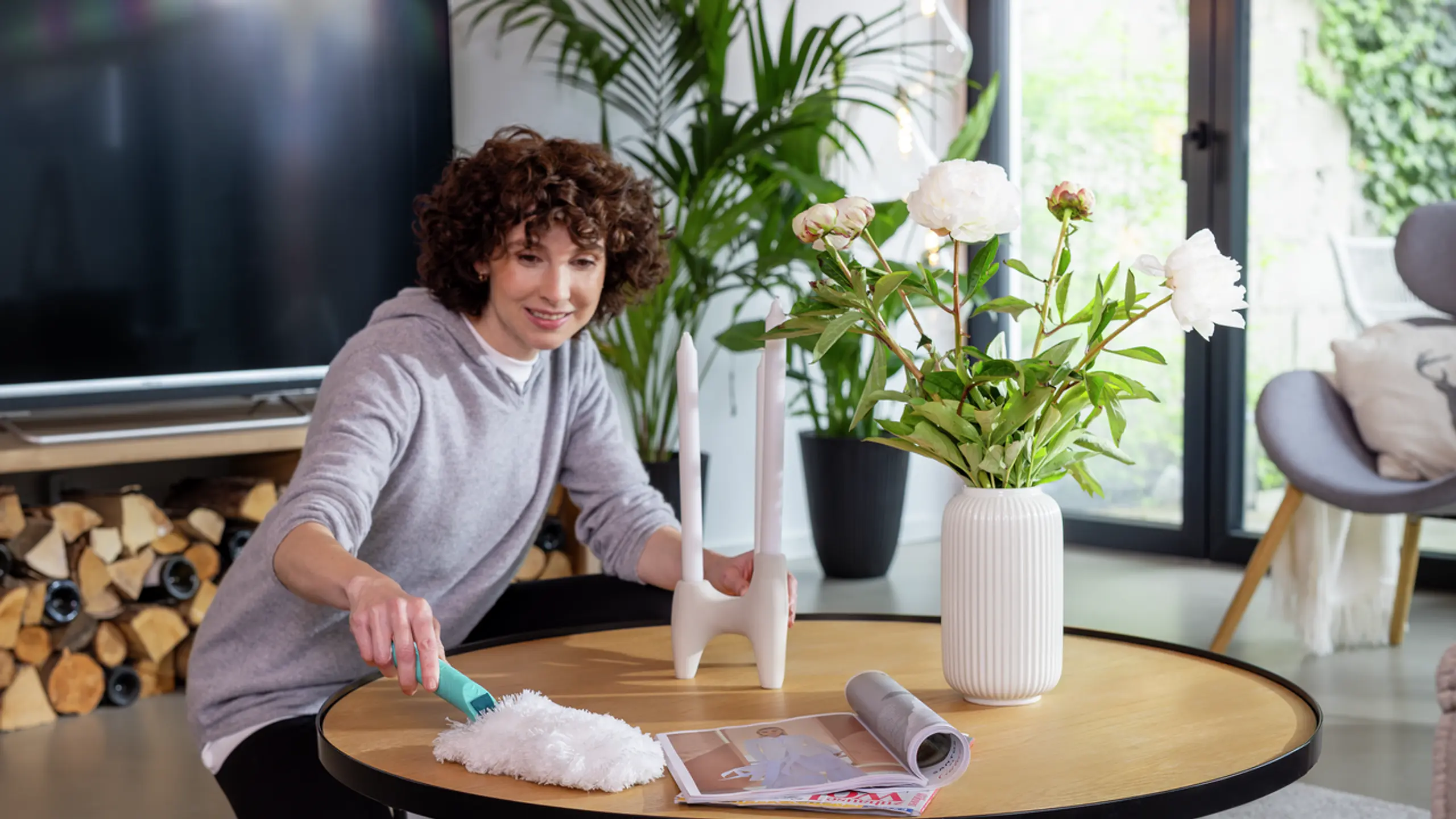 Frau mit Superduster von Leifheit