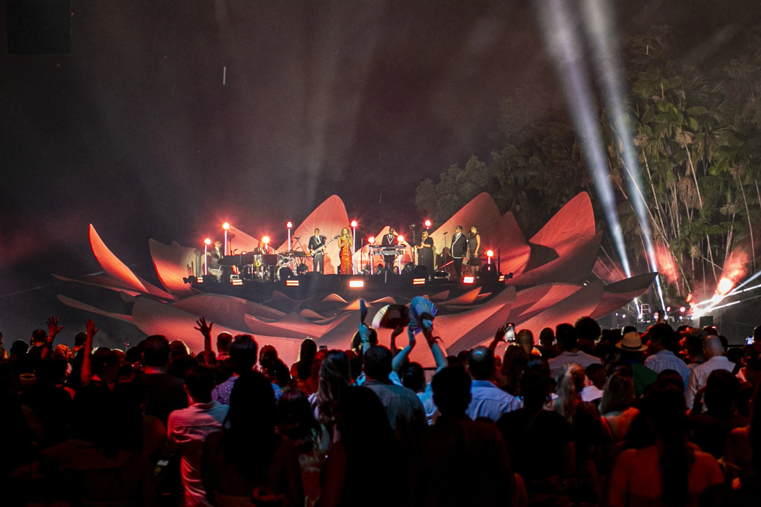 Mariah Carey performte auf schwimmender Lotus-Bühne