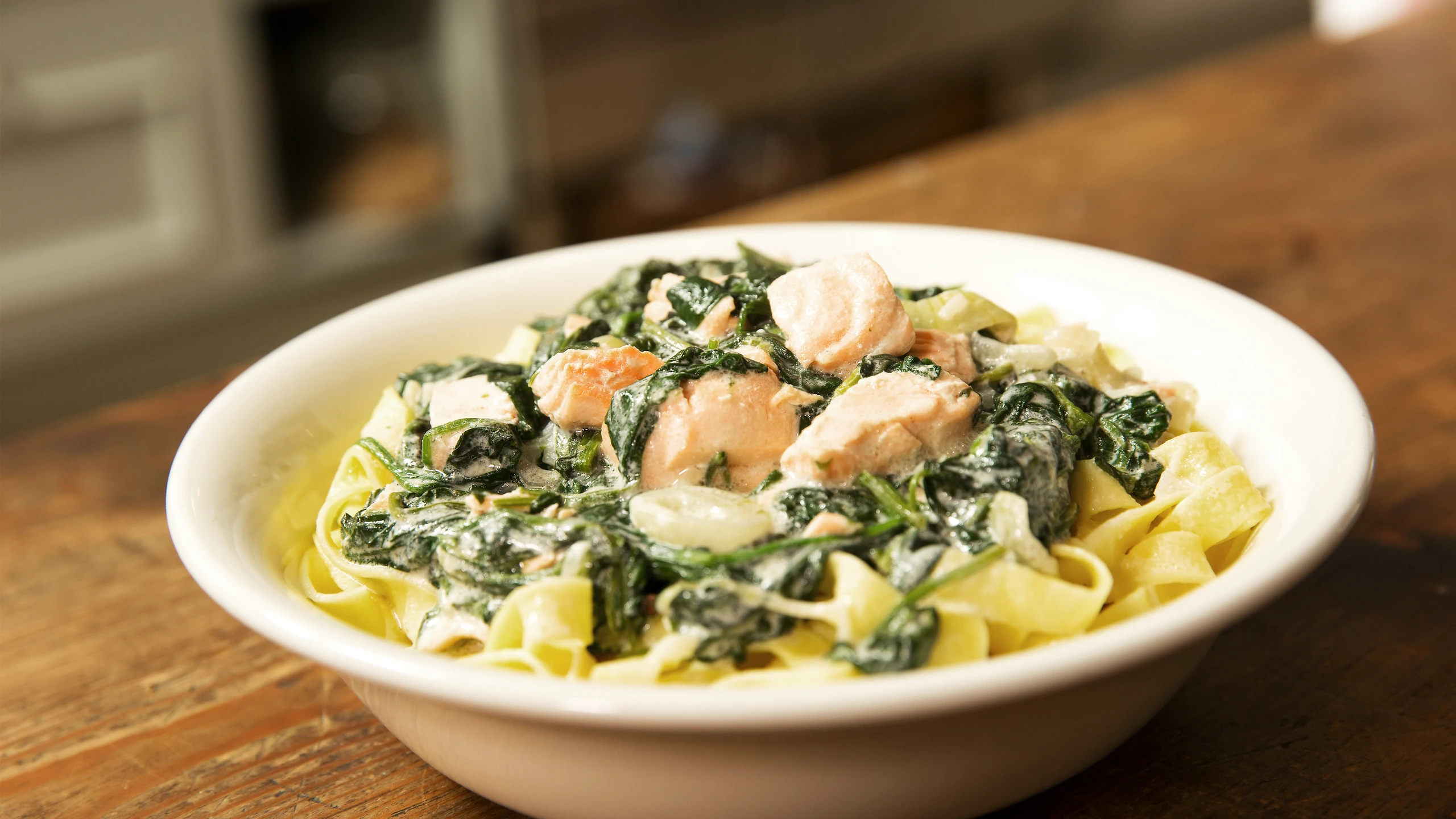 Bandnudeln mit Spinat und Lachs