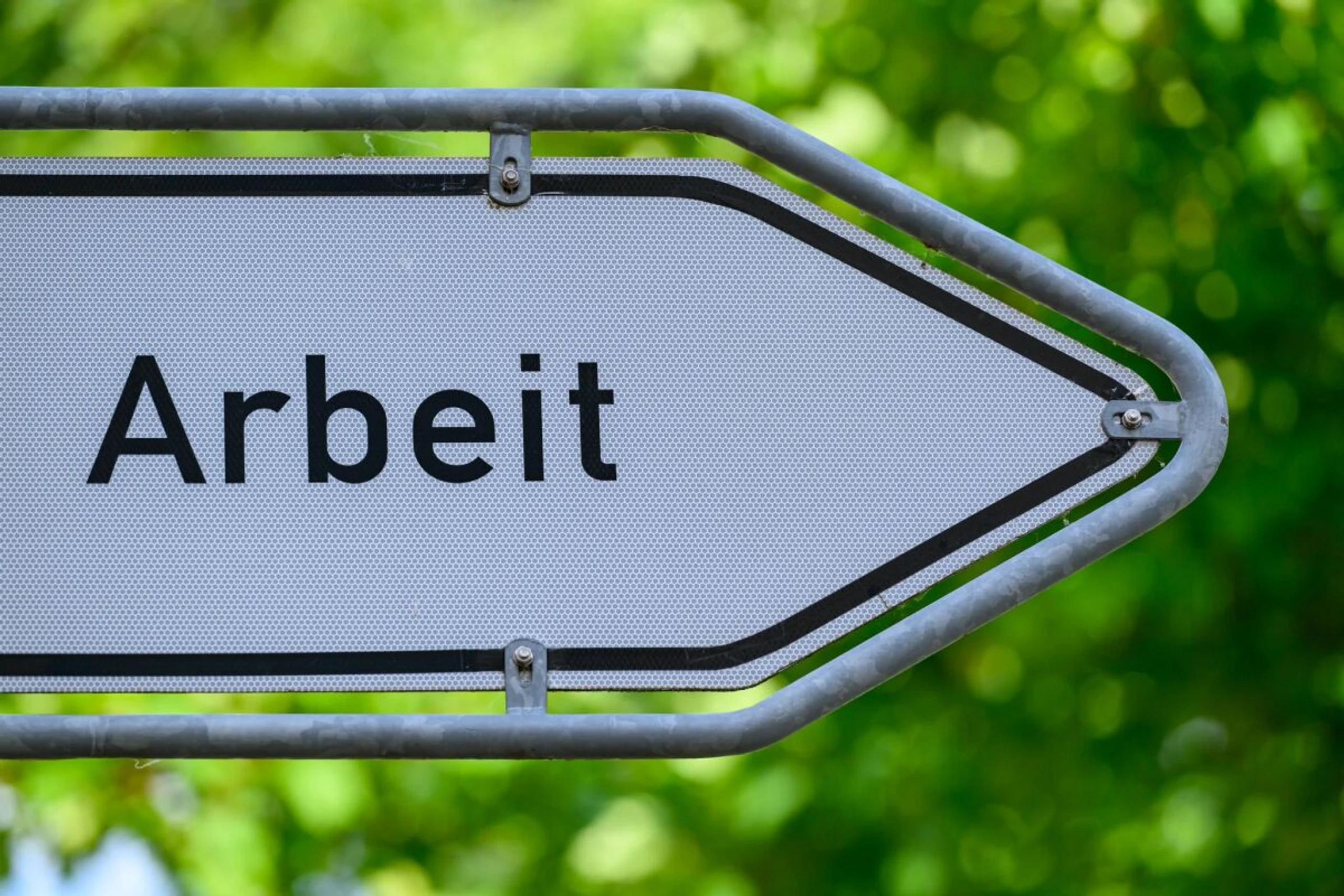 Umfrage: Für sechs Prozent der Beschäftigten reicht Gehalt nicht aus