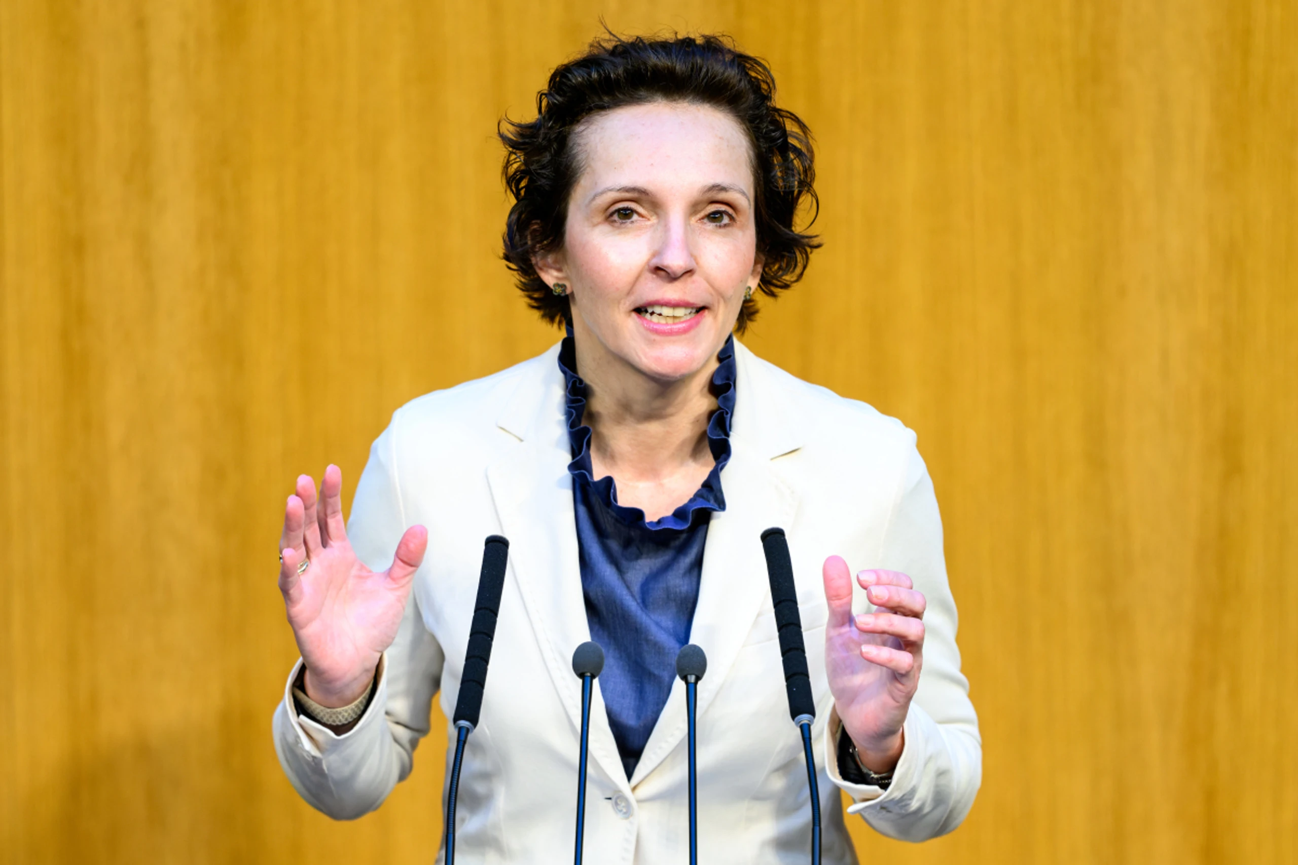 Die pinke Bildungssprecherin geht auf "Bildungstour"