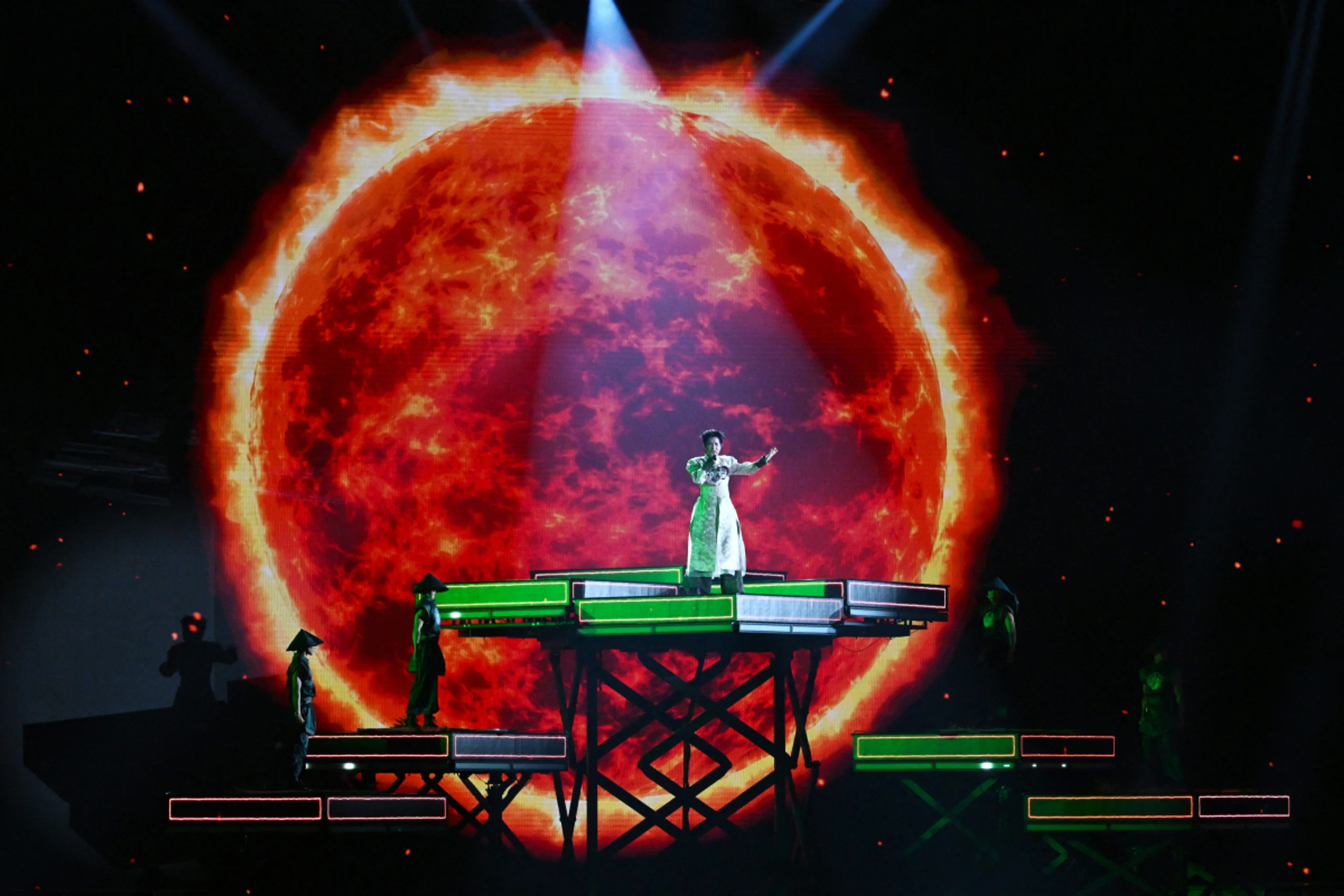 Duc Phuc performt "Phu Dong, der himmlische König"