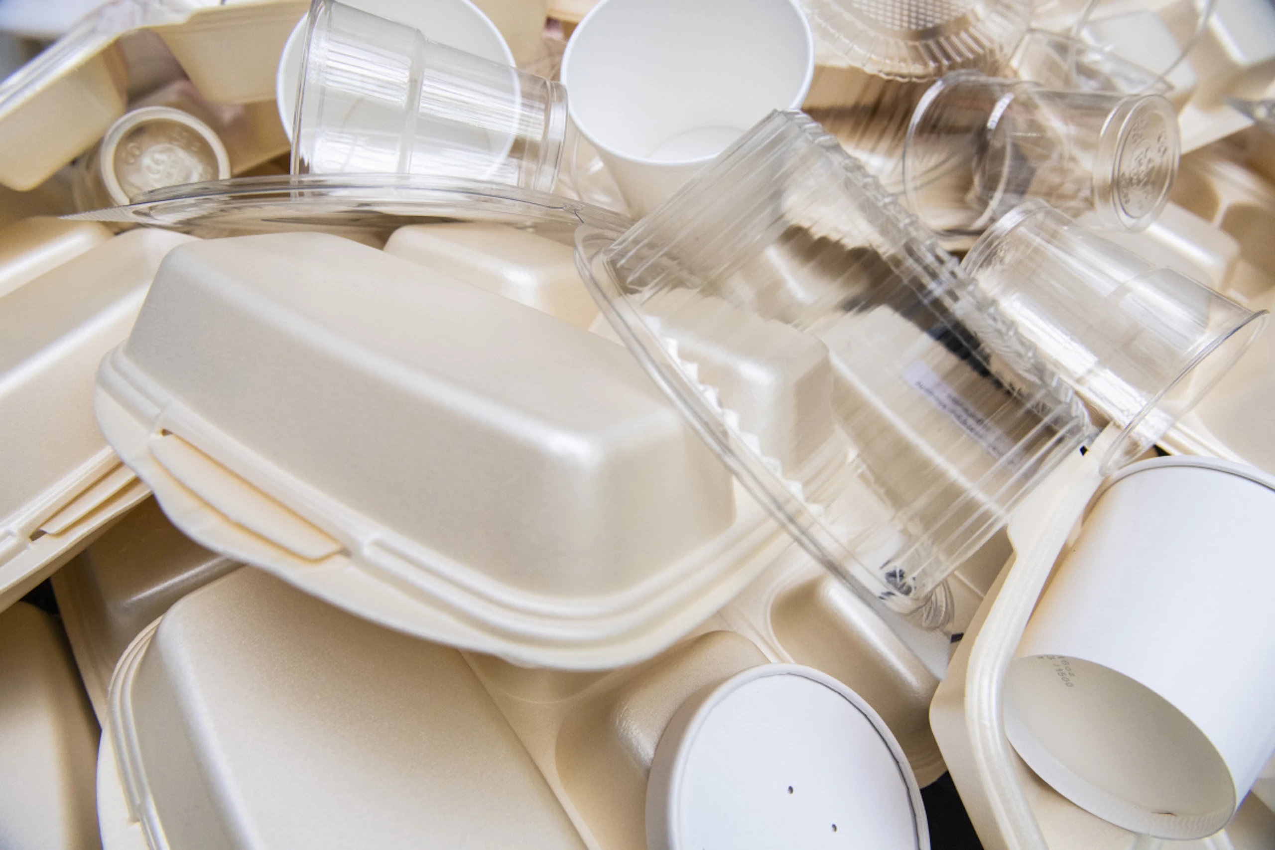 Auch in Glasflaschen wurde eine gewisse Menge Mikroplastik entdeckt