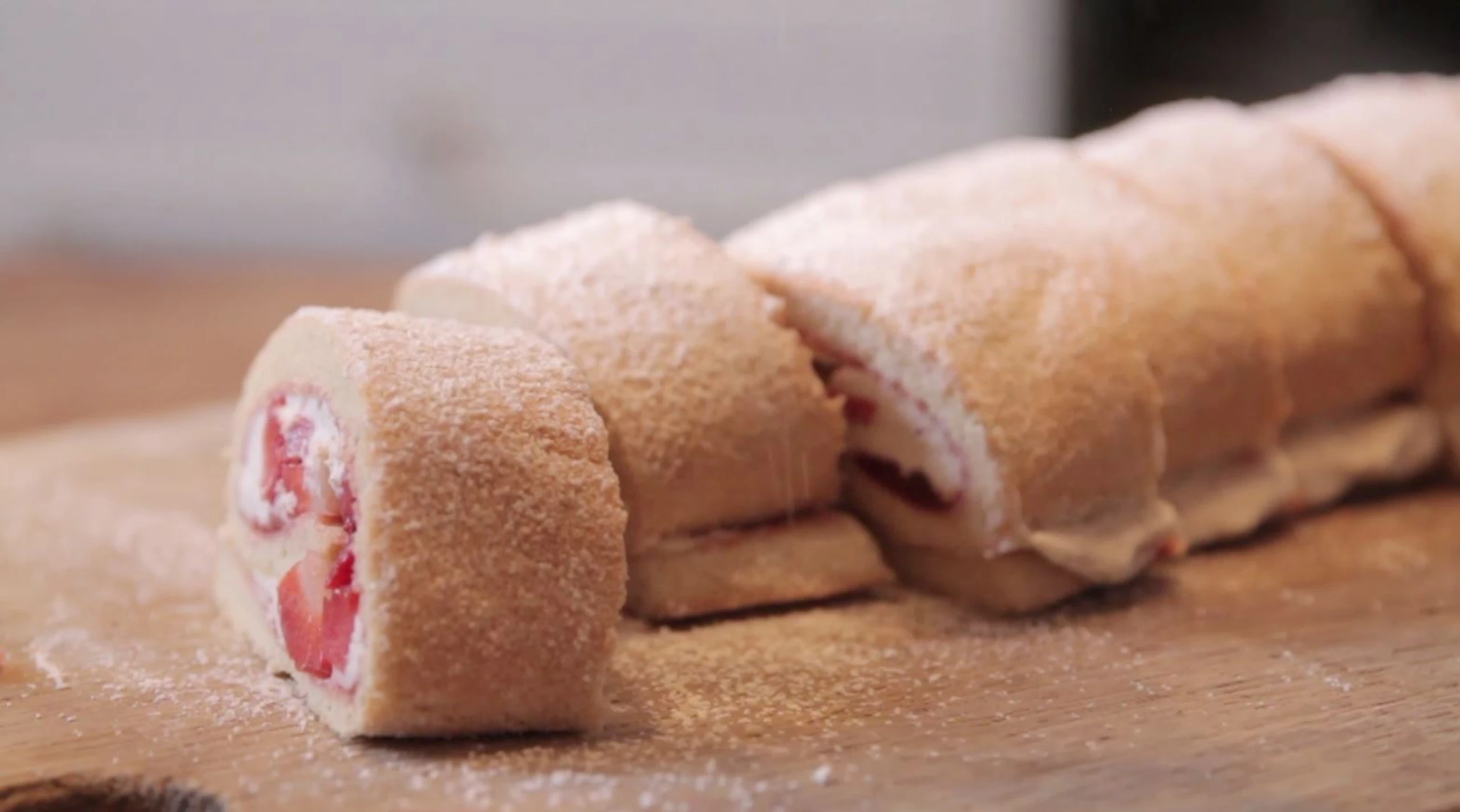 Biskuitroulade mit Erdbeeren