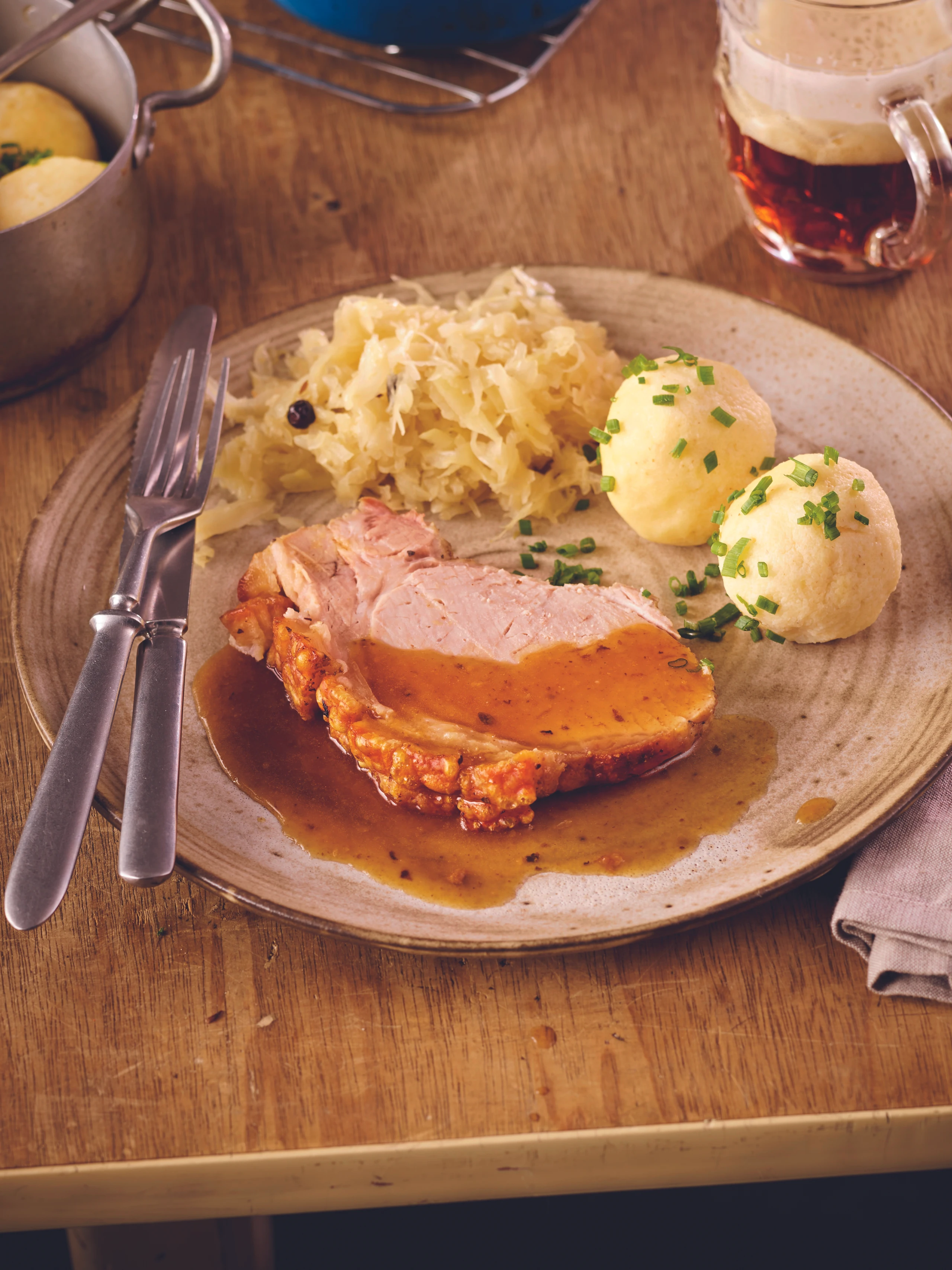 Der köstlichste Schweinsbraten mit Biersauce, Grießknödeln und Sauerkraut