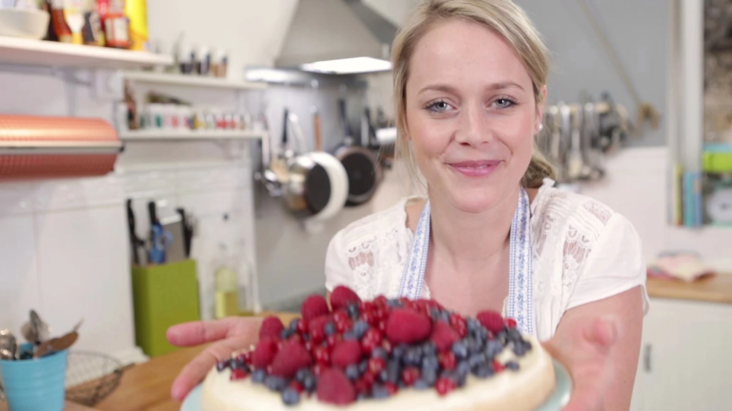 © G+J Digital Products Biskuitkuchen mit Beeren