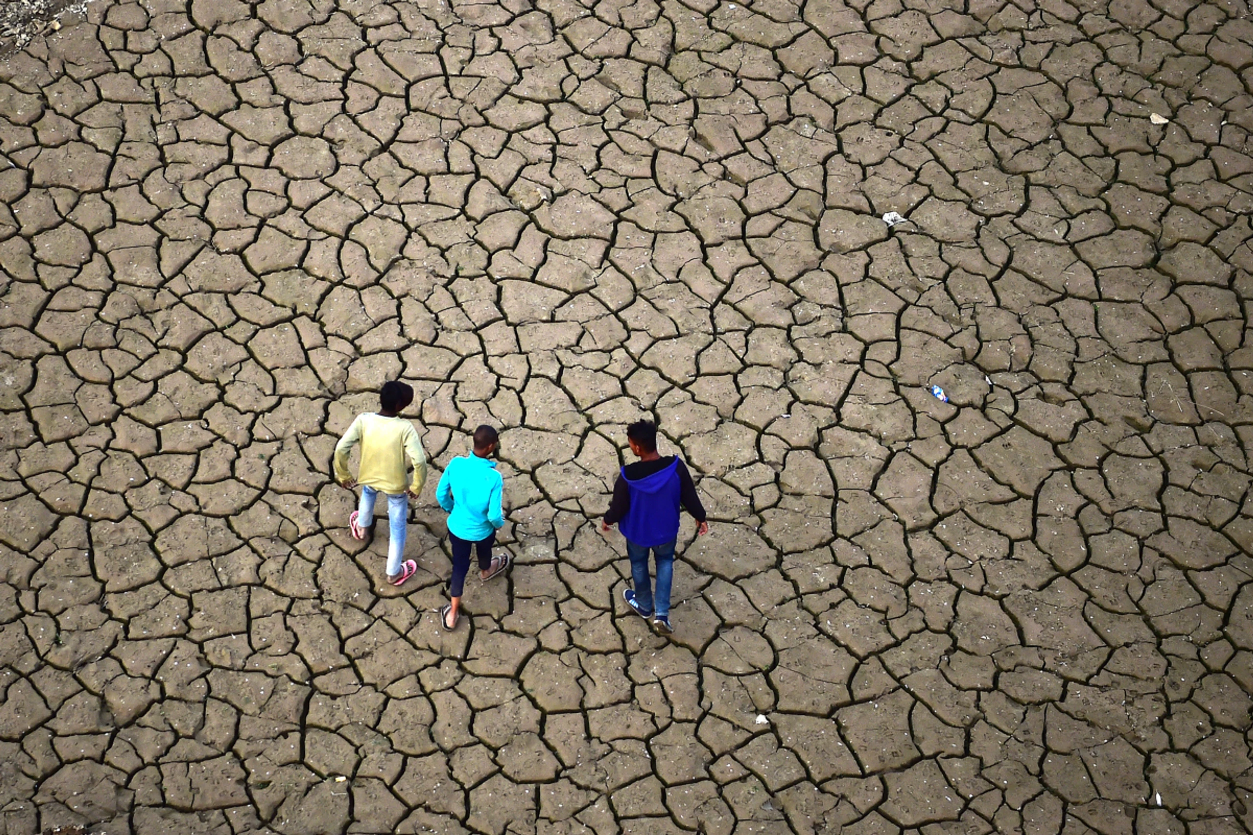 Ein trockenen Flussbett am Ufer des Ganges (Archivbild)