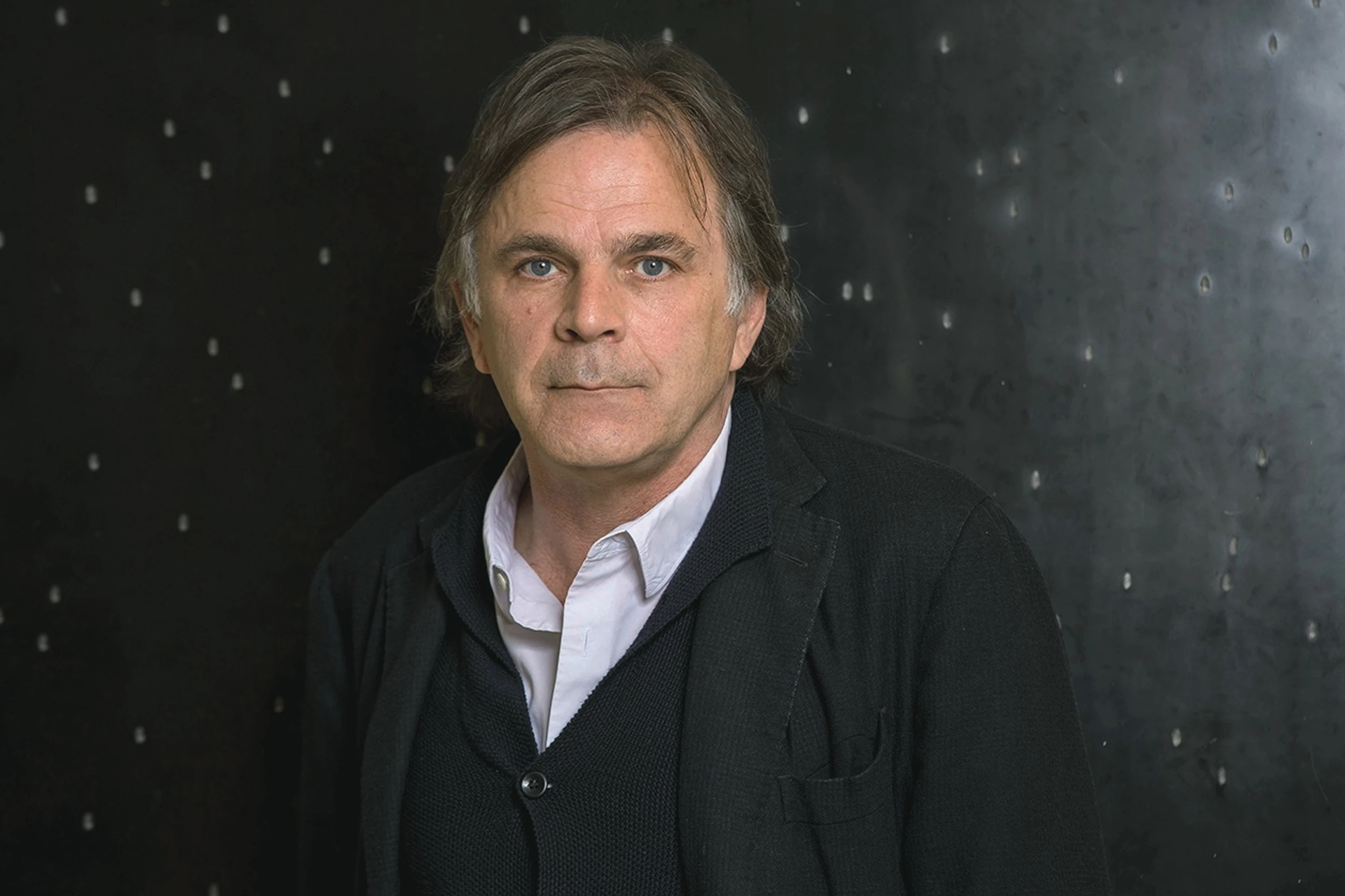 © www.neumayr.cc Neumayr / Christian Leopold Blurred image background