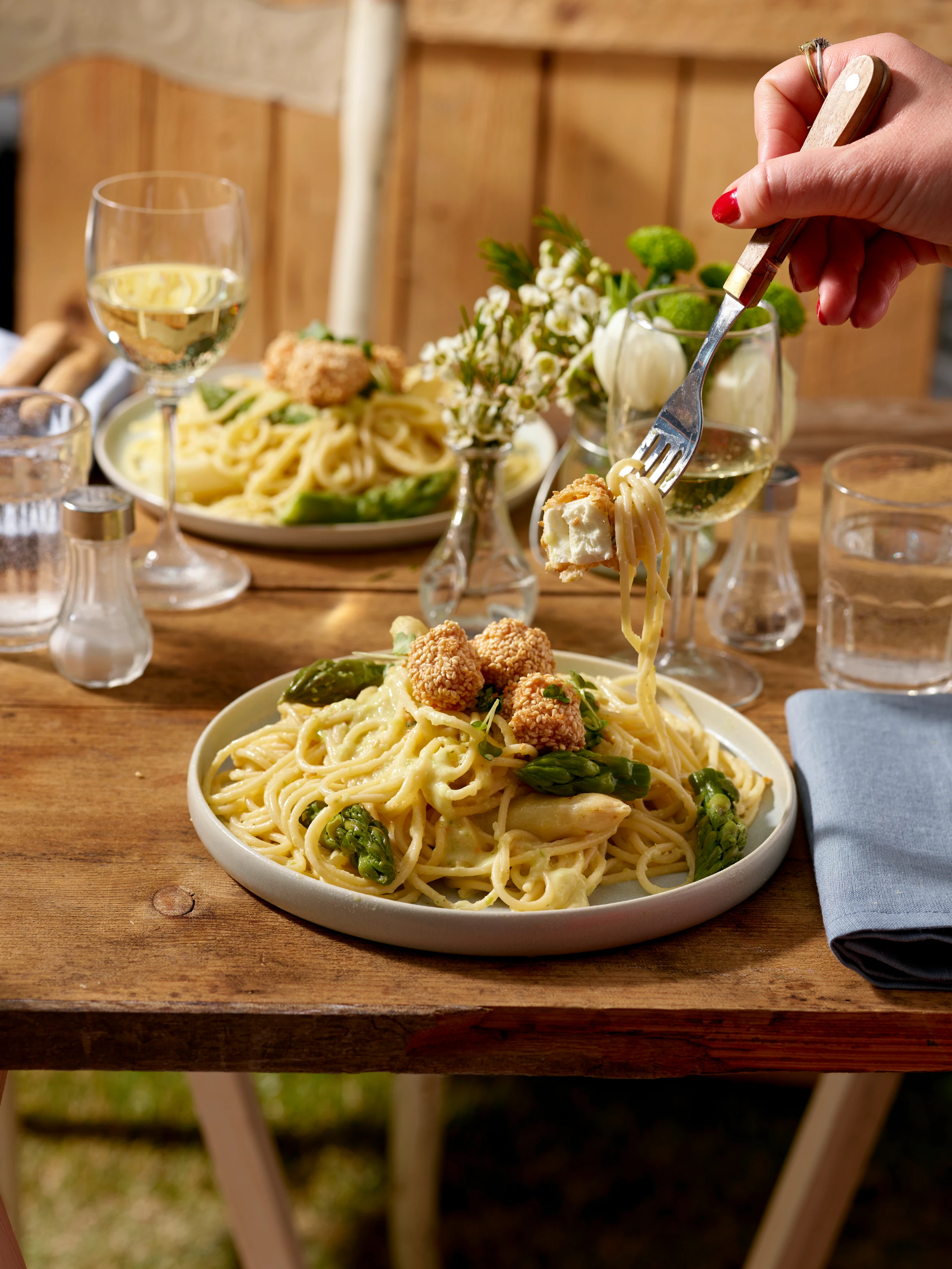 Spaghetti mit Spargelsauce und Feta-Sesamwürfeln