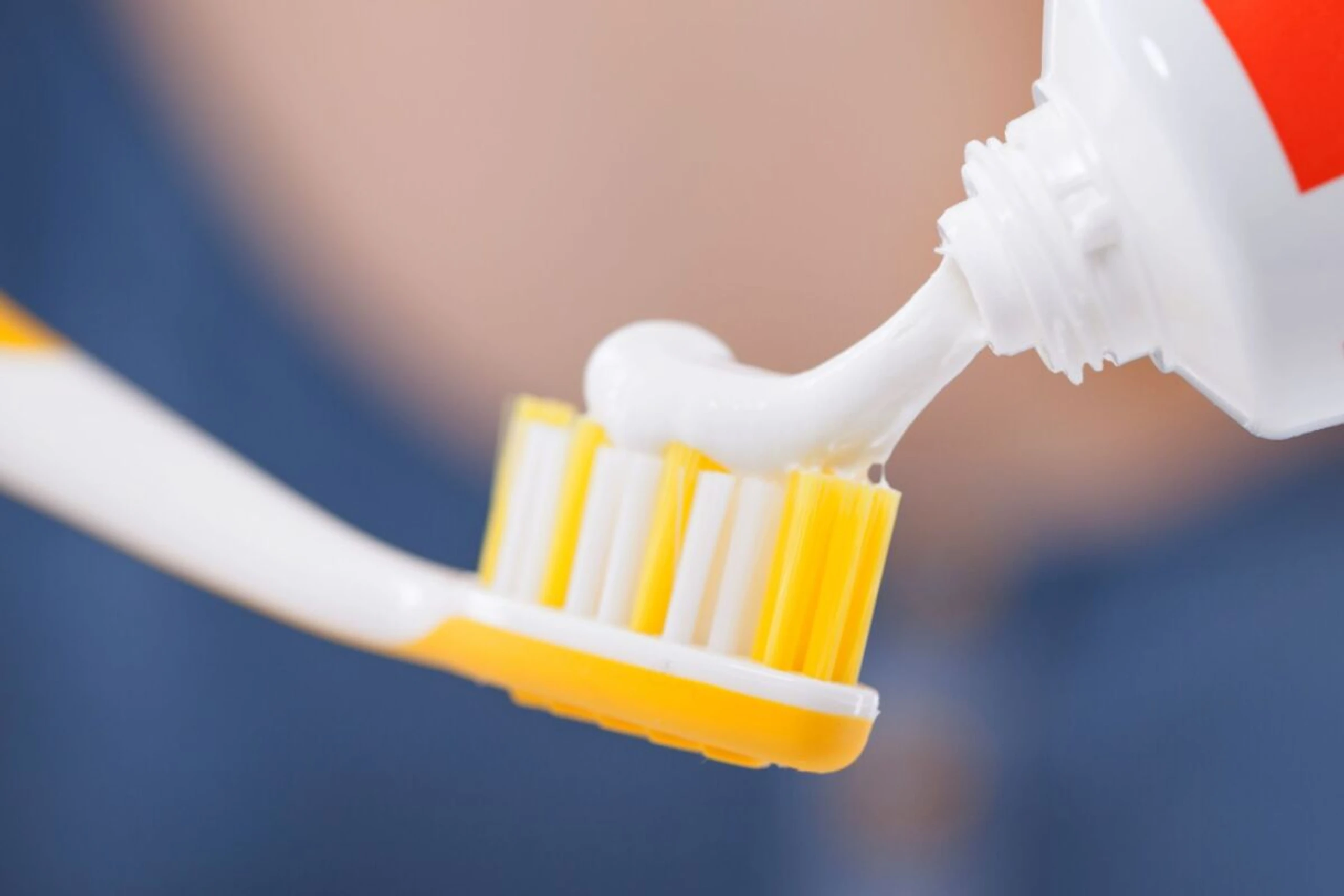 Der blaue Farbstoff CI 42051 wird oft bei Zahnpasta eingesetzt