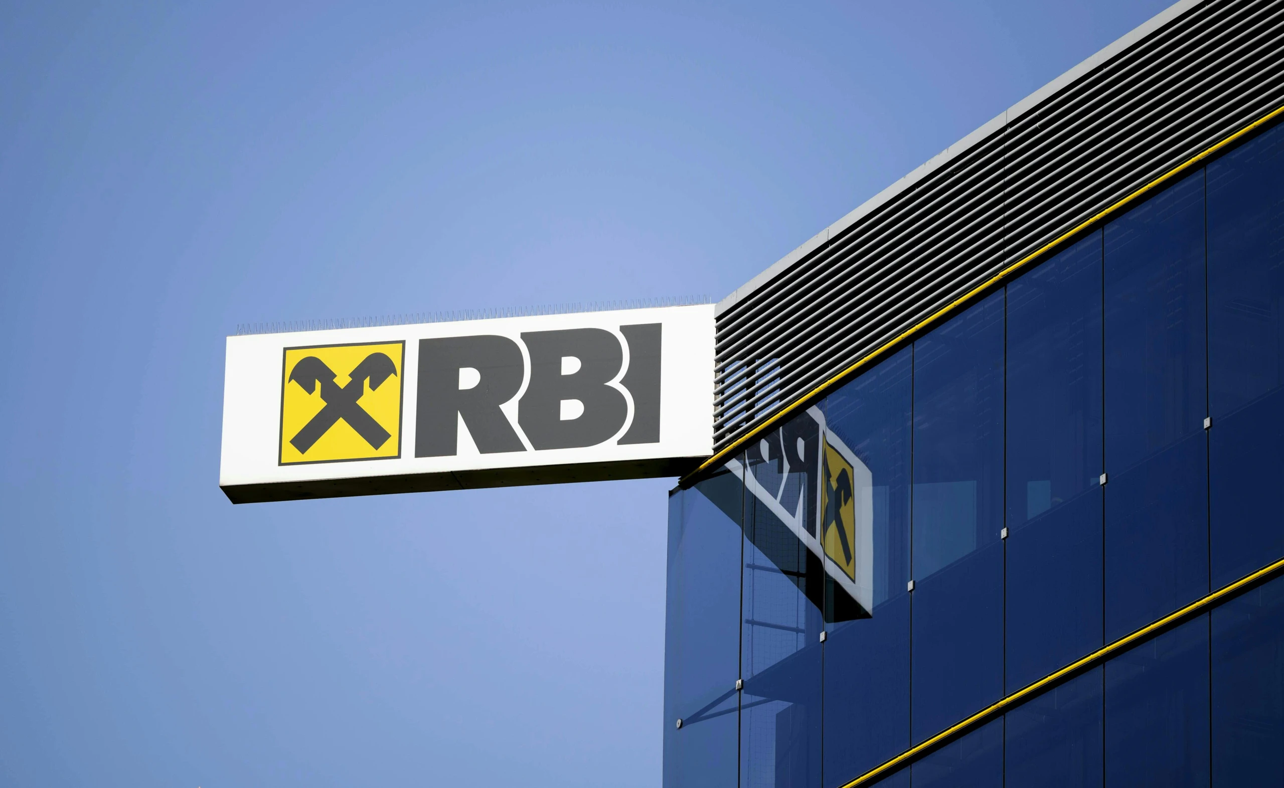 RBI-Schild an Außenwand einer RBI-Filiale