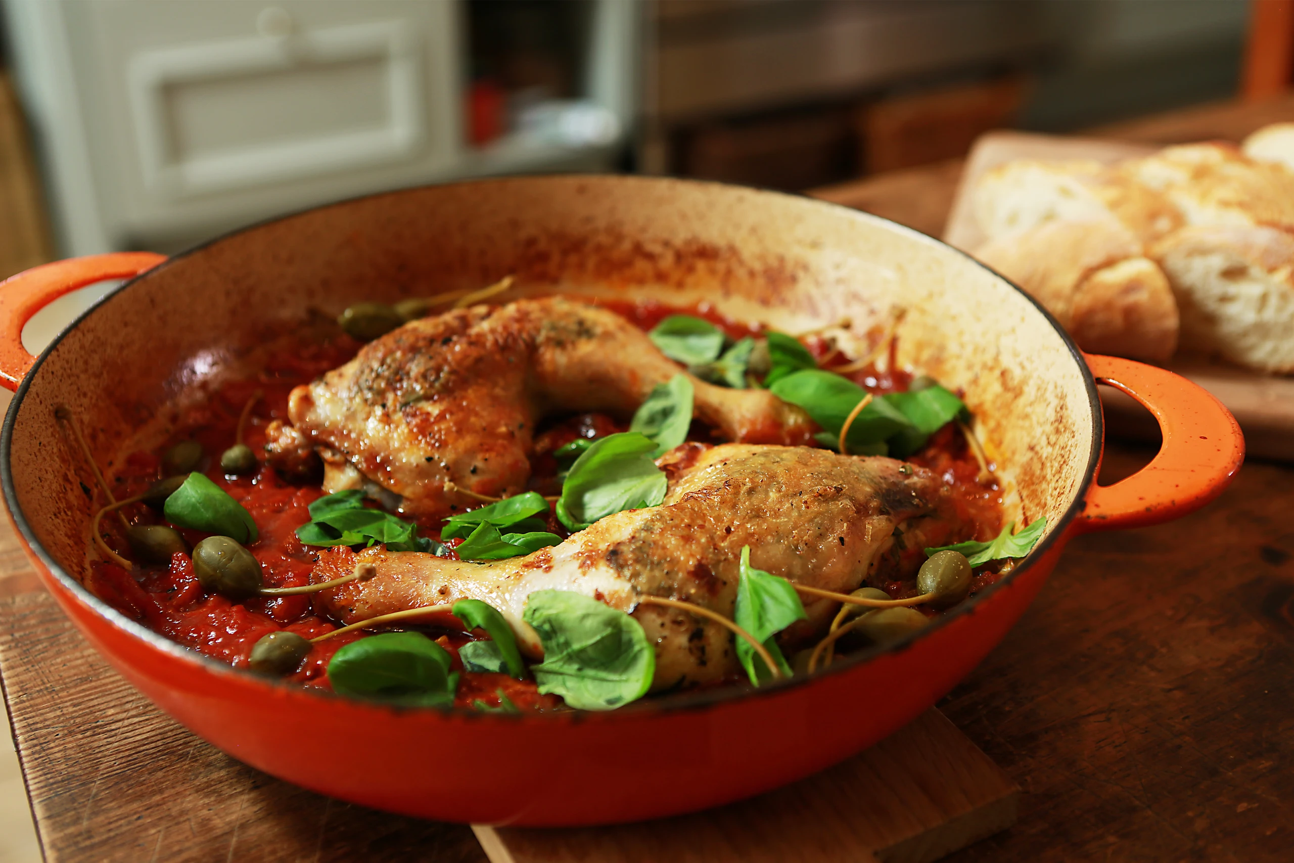 Italienische Hühnerkeulen in Kapern-Paradeisersauce