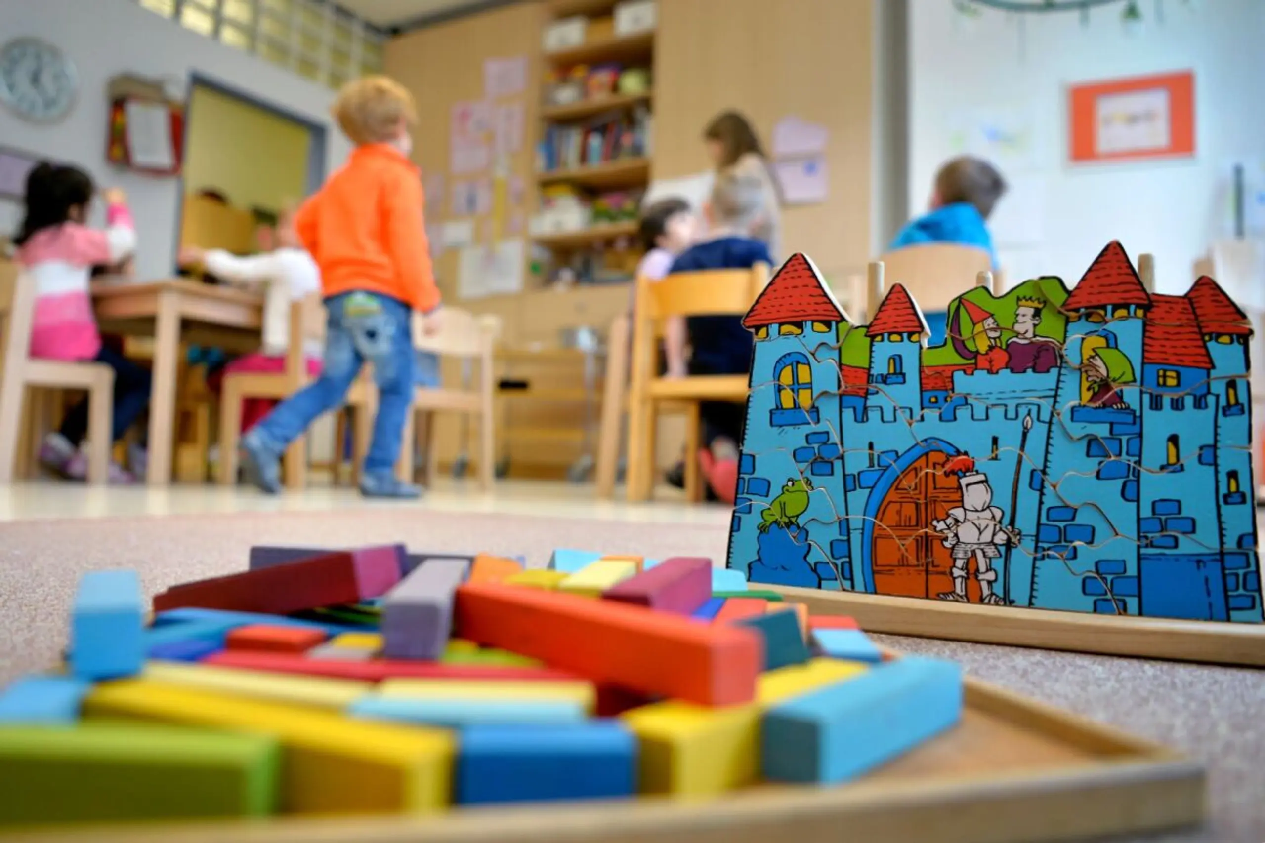 ++ ARCHIVBILD ++ Die Studierenden erhalten dafür einen Arbeitsvertrag bei Kindergarten-Betreibern