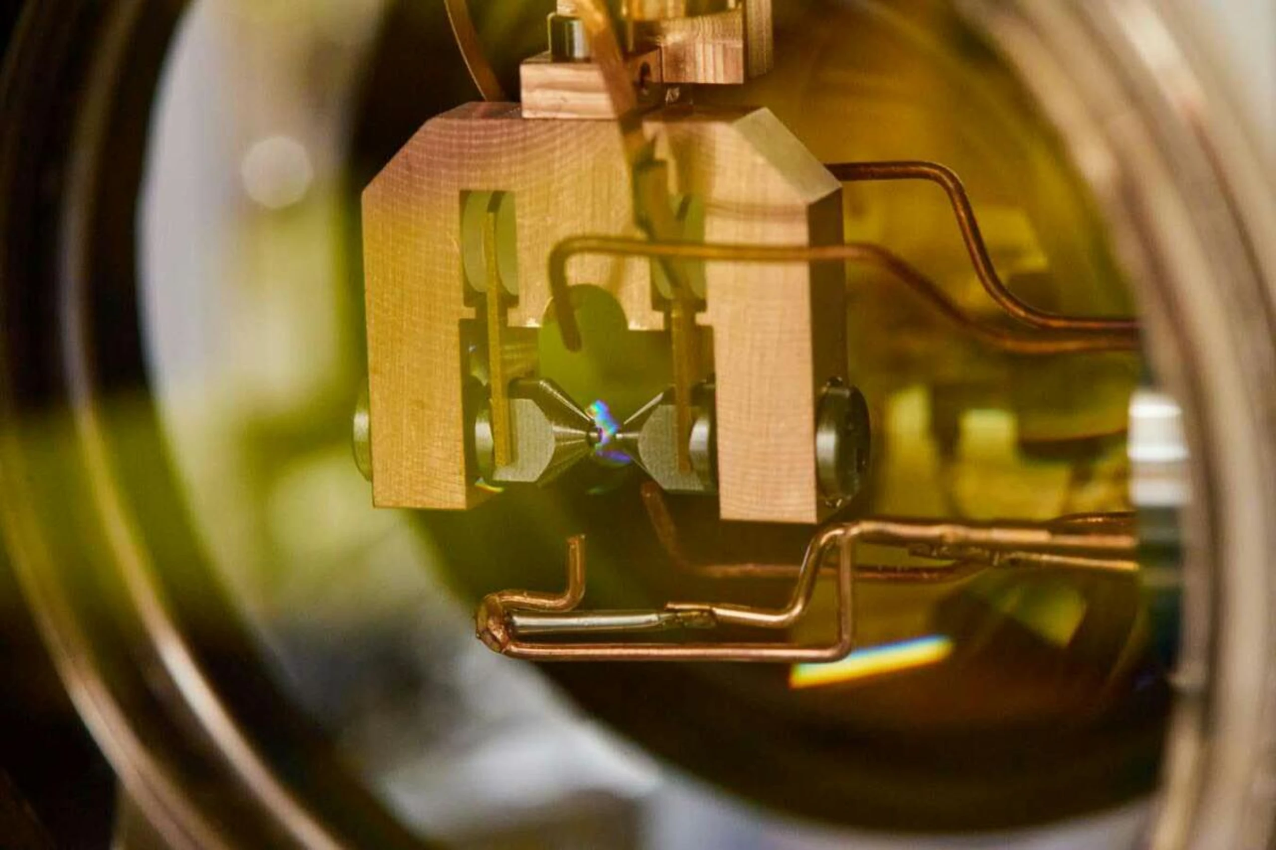 Eine ein Ytterbium-Atom festhaltende Ionenfalle