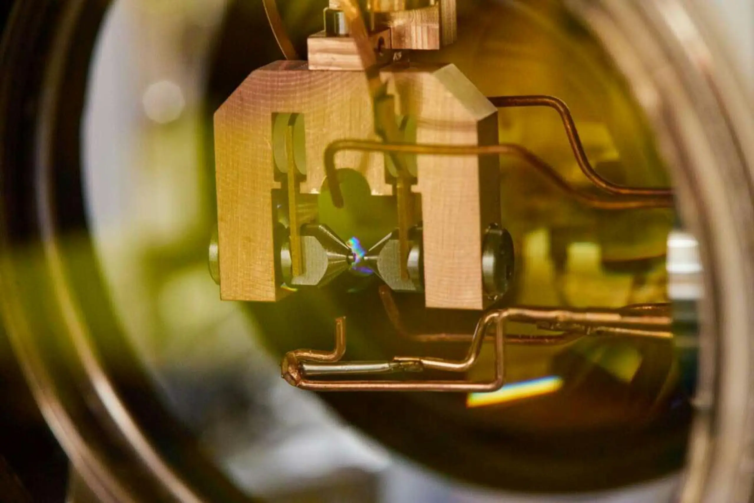 Eine ein Ytterbium-Atom festhaltende Ionenfalle