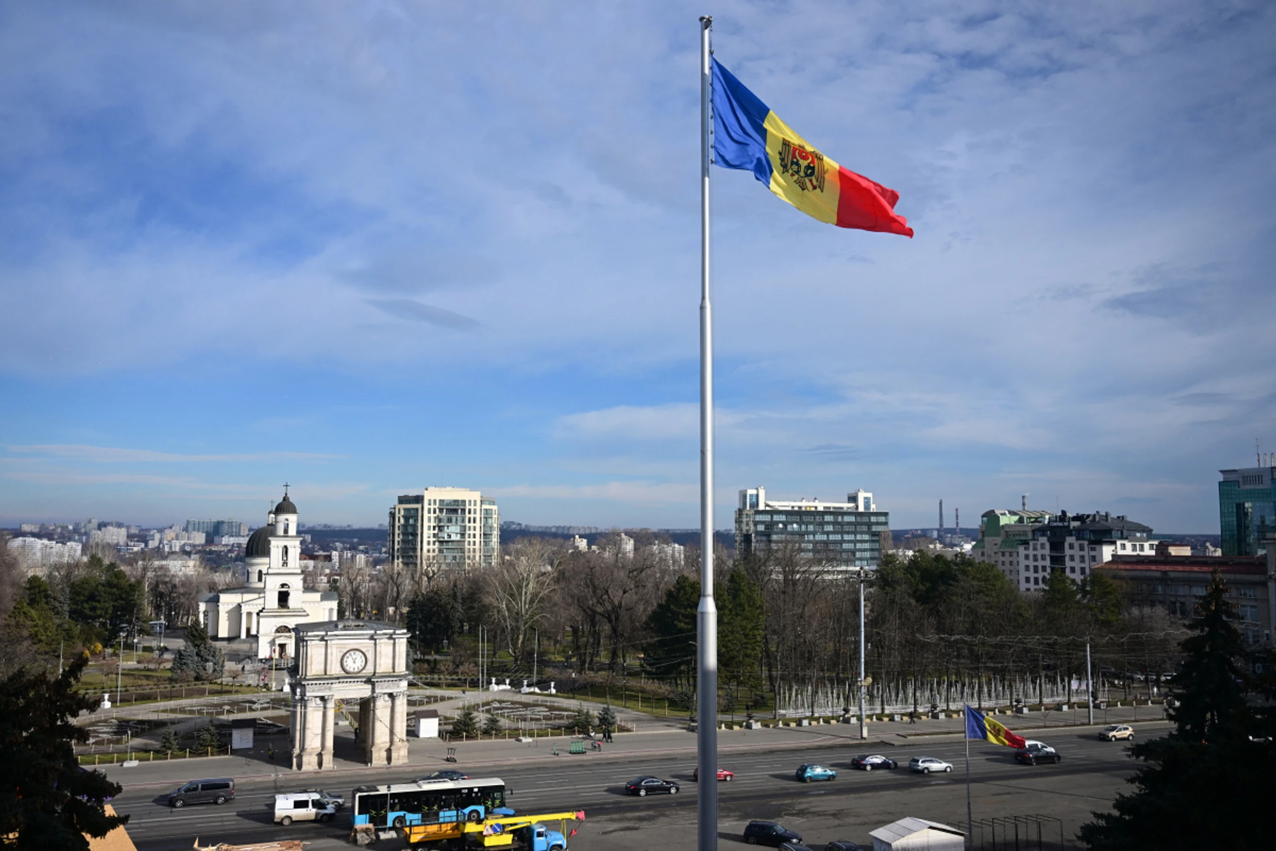 Flagge Moldaus weht in der Hauptstadt Chisinau