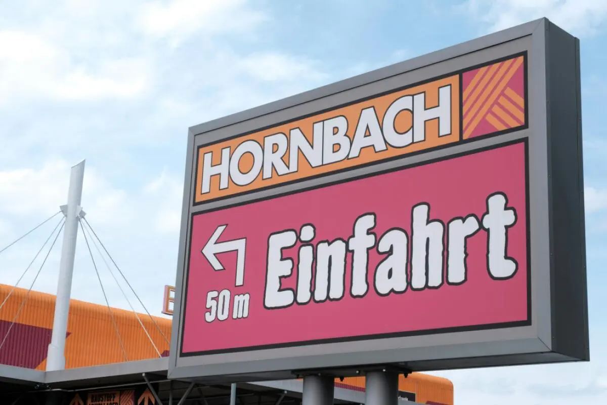 Das Logo eines Hornbach-Baumarkt
