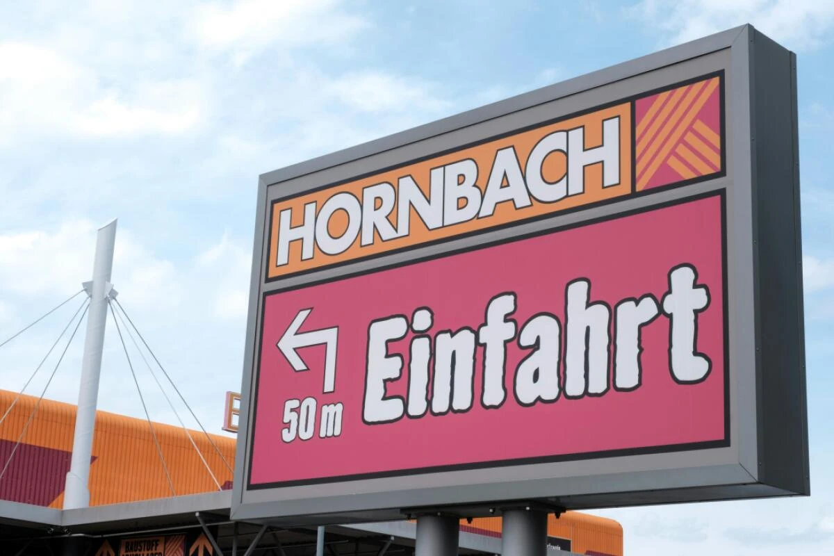 Das Logo eines Hornbach-Baumarkt