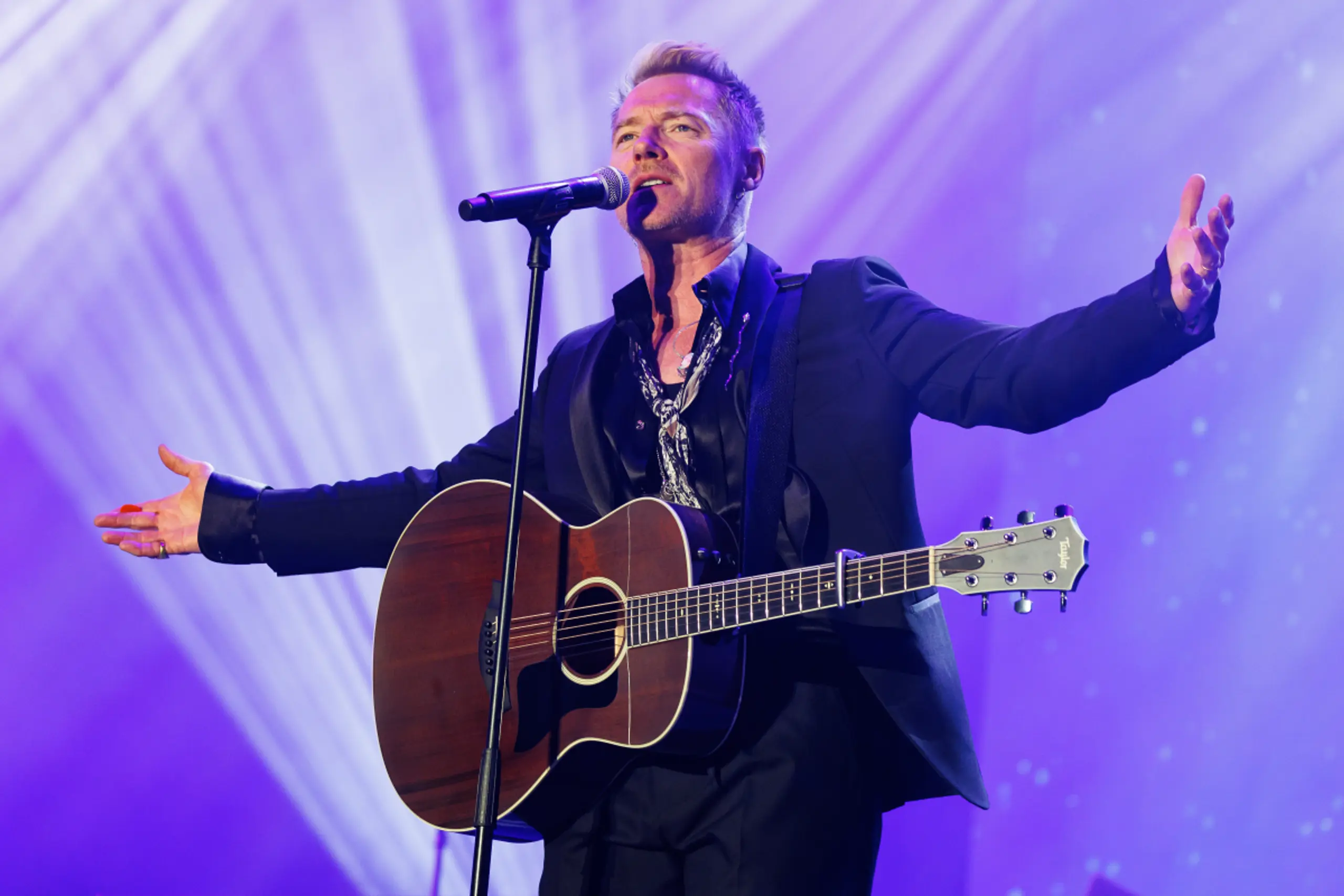 Keating steht für ein Konzert mit alten Kollegen auf der Bühne