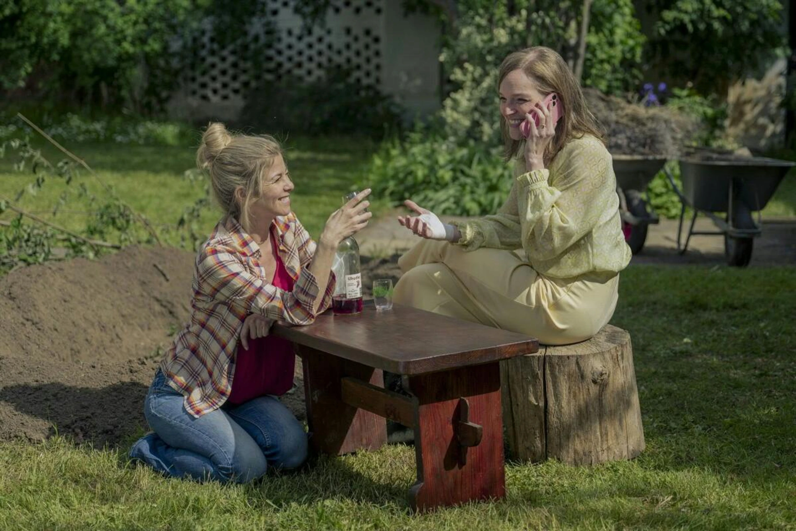 Uhudler macht Hilde Dalik und Julia Koch in "Zuagroast" heiter