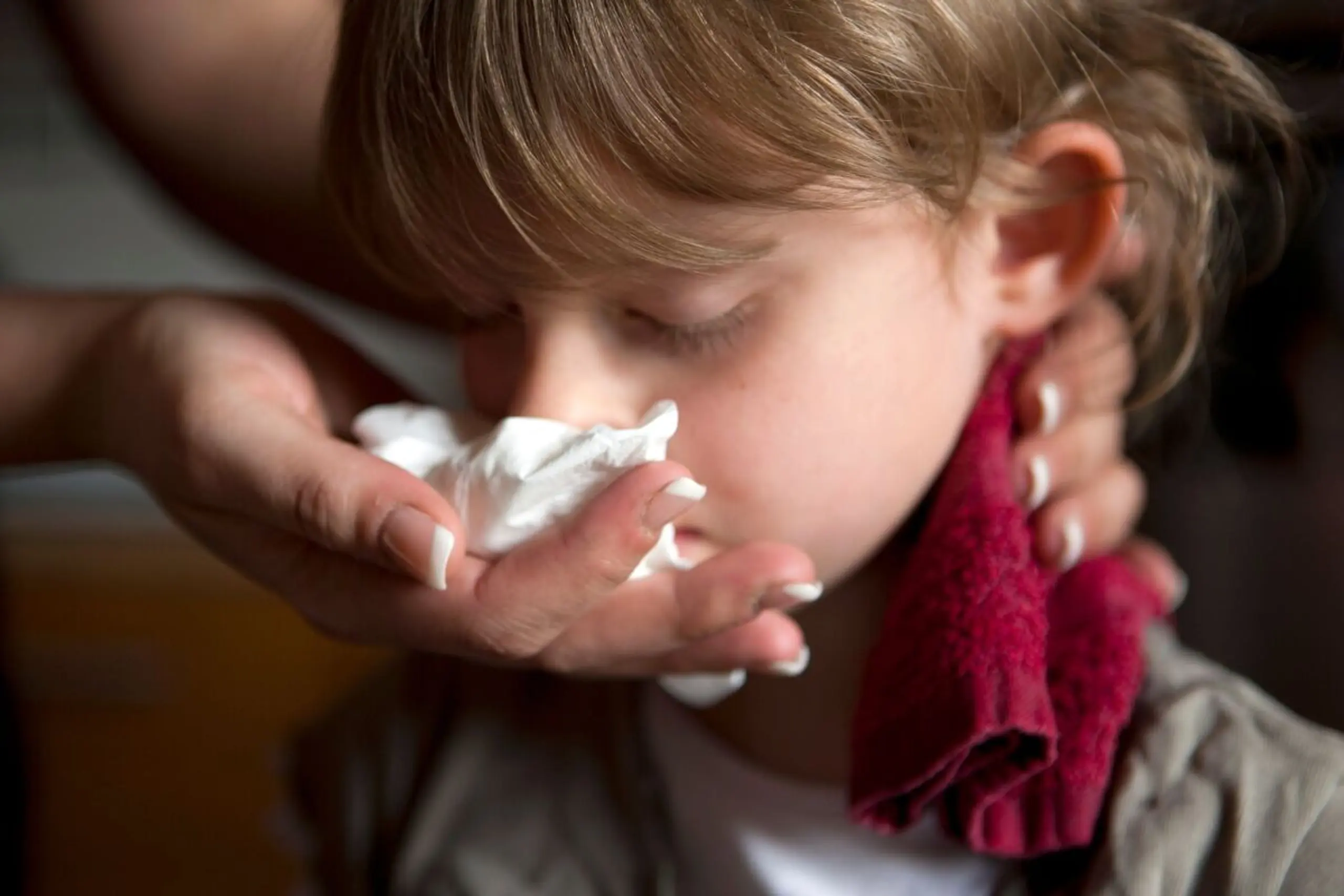 Wenn die Nase blutet, hilft Kühlung im Nacken, die Blutung zu stoppen