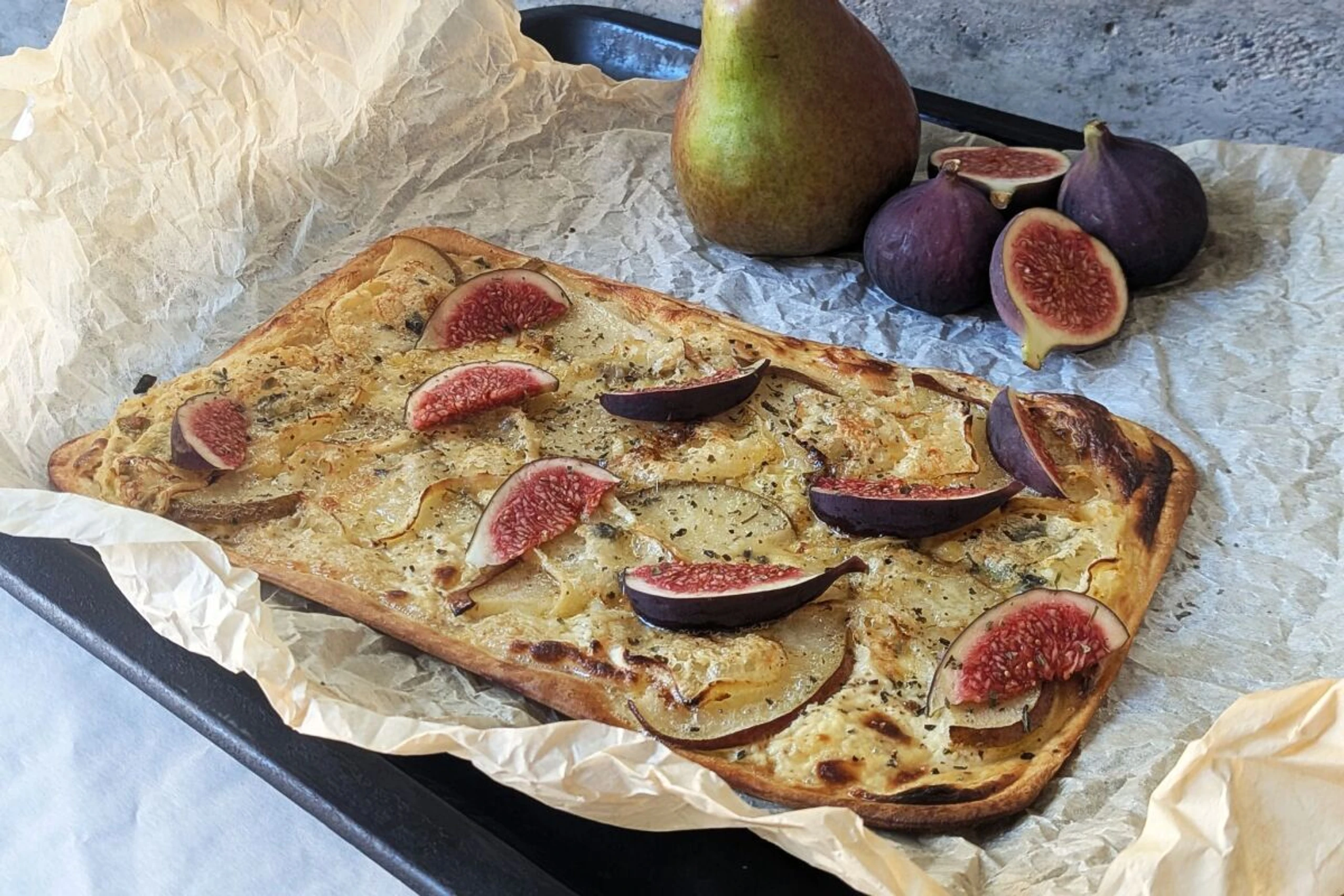 Der Flammkuchen mit Senfcreme, Birne und Gorgonzola ist rasch gemacht
